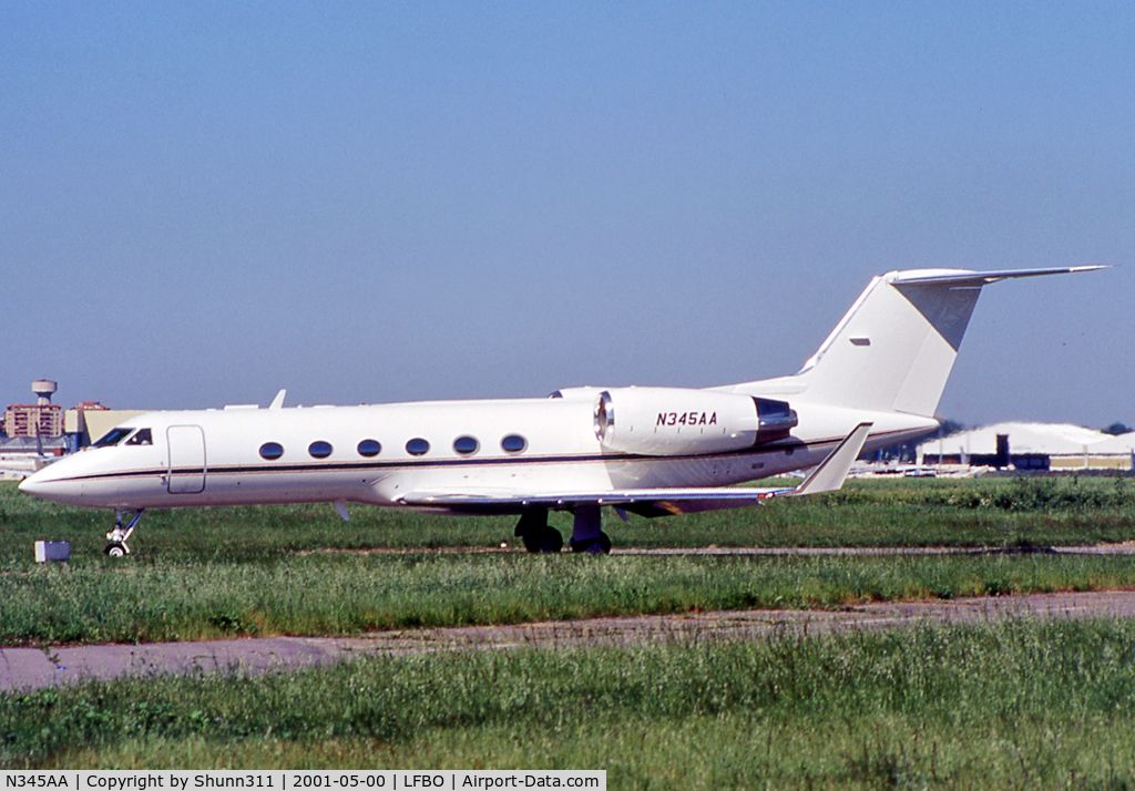 N345AA, 1992 Gulfstream Aerospace G-IV C/N 1186, Taxiing holding point rwy 33R for departure...