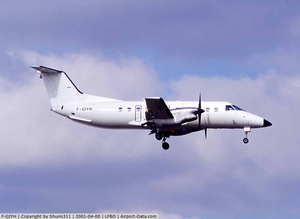 F-GIYH, 1991 Embraer EMB-120ER Brasilia C/N 120239, Landing rwy 15L in all white c/s