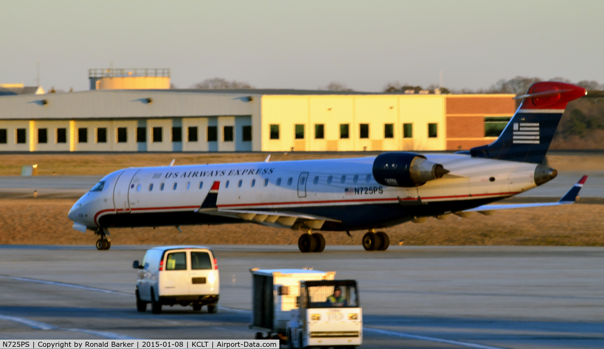 N725PS, 2005 Bombardier CRJ-701 (CL-600-2C10) Regional Jet C/N 10186, Taxi CLT
