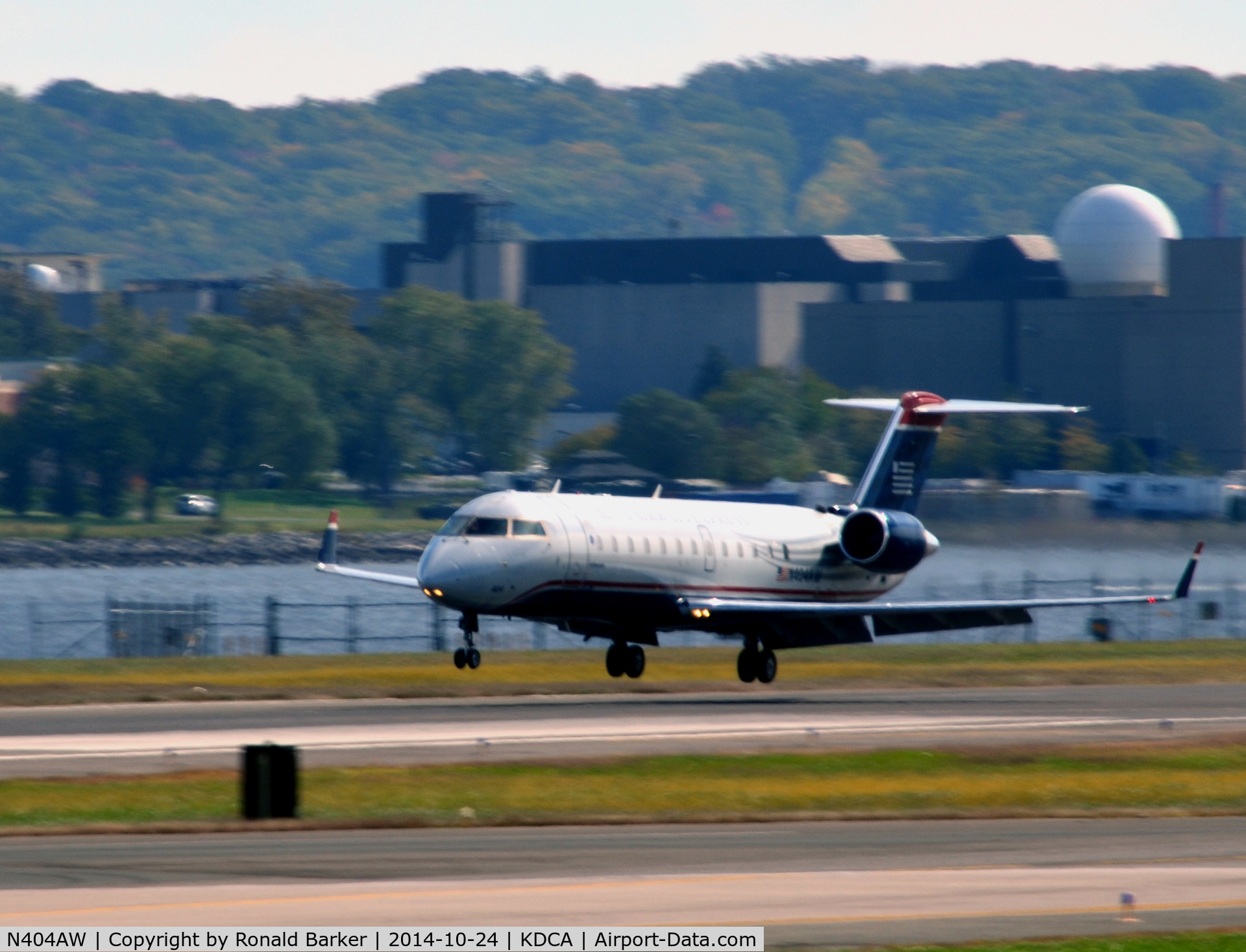 N404AW, 1999 Canadair CRJ-200LR (CL-600-2B19) C/N 7294, Landing National