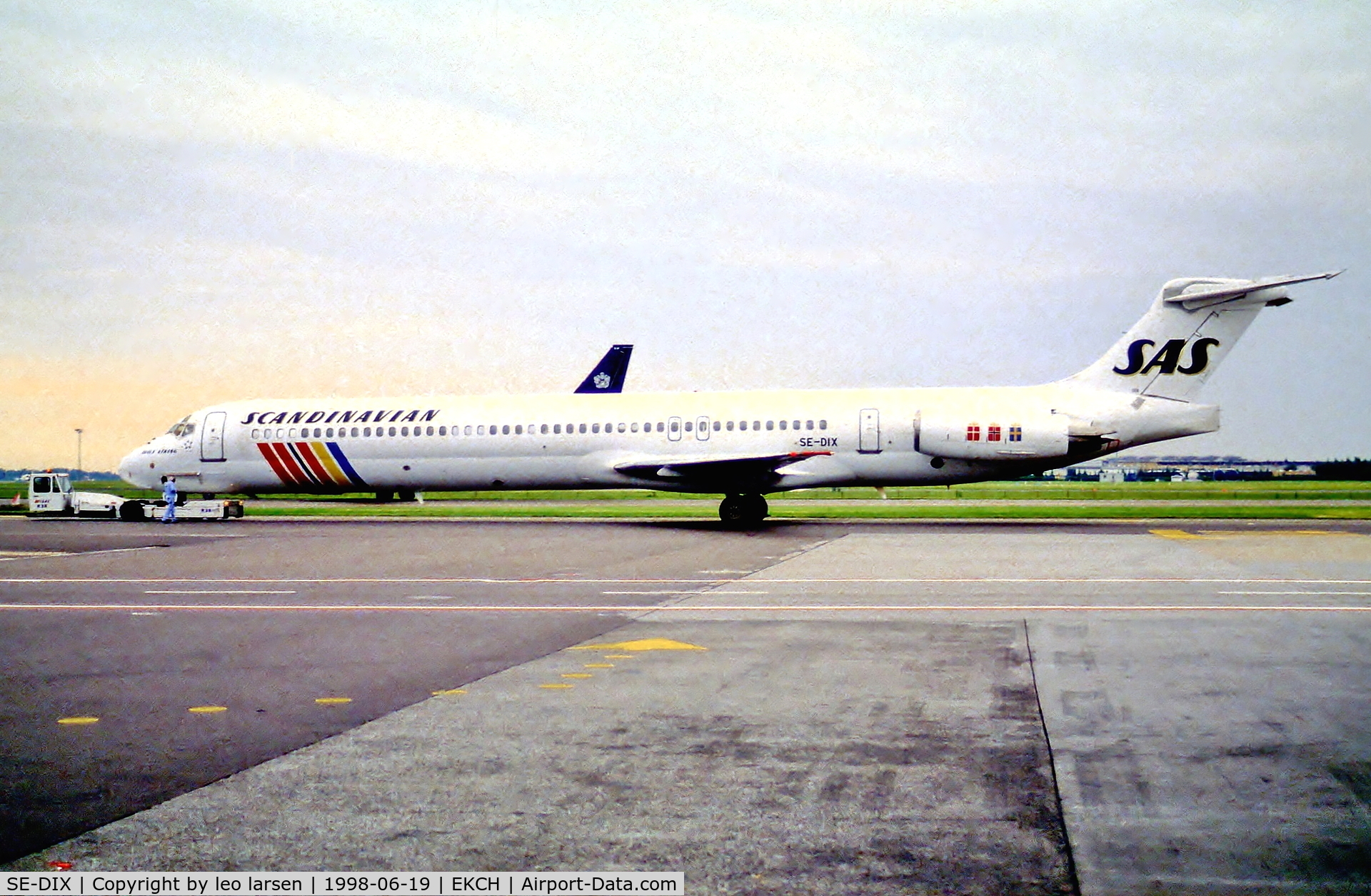 SE-DIX, 1990 McDonnell Douglas MD-81 (DC-9-81) C/N 49998, Copenhagen 19.6.98 as MD-82.(cvt.12.97)