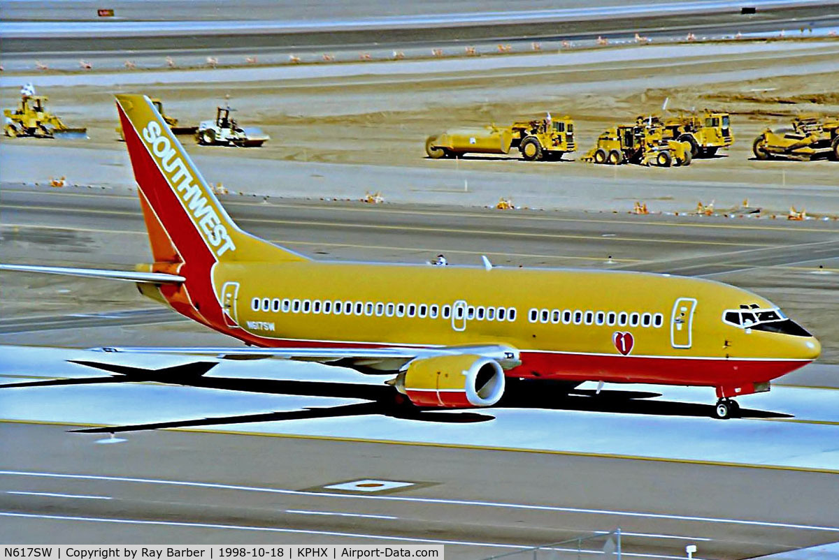 N617SW, 1995 Boeing 737-3H4 C/N 27700, Boeing 737-3H4 [27700] (Southwest Airlines) Phoenix-Sky Harbor International~N 18/10/1998