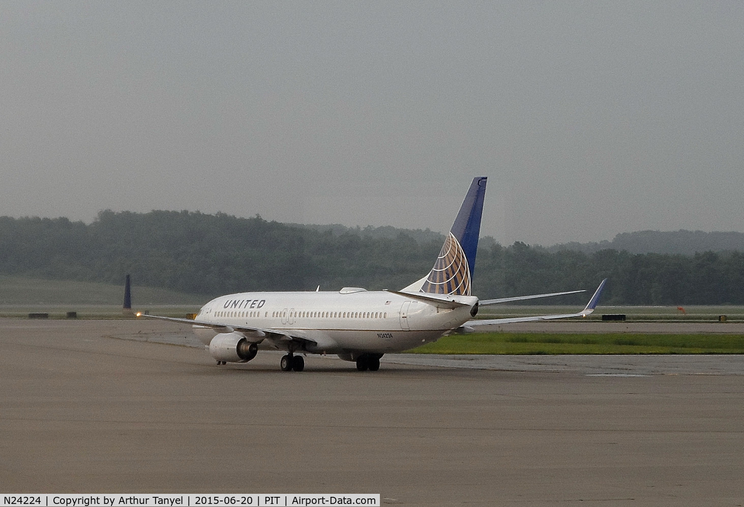 N24224, 1998 Boeing 737-824 C/N 28933, Taxiing after landing @ PIT
