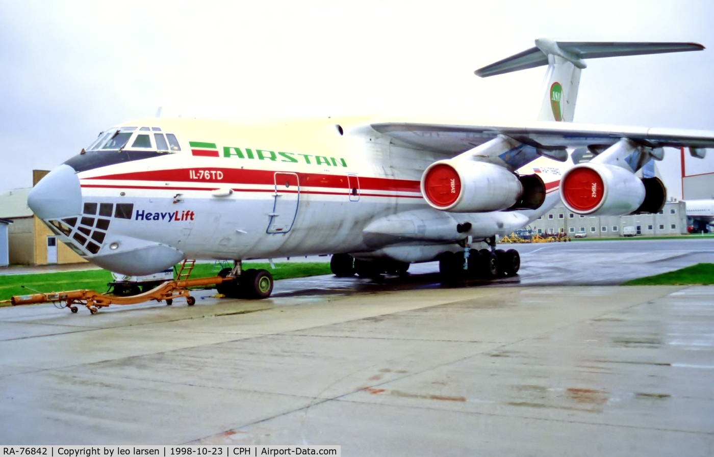 RA-76842, 1994 Ilyushin Il-76TD C/N 1033418616, Copenhagen 23.10.98 with engine to Premiair