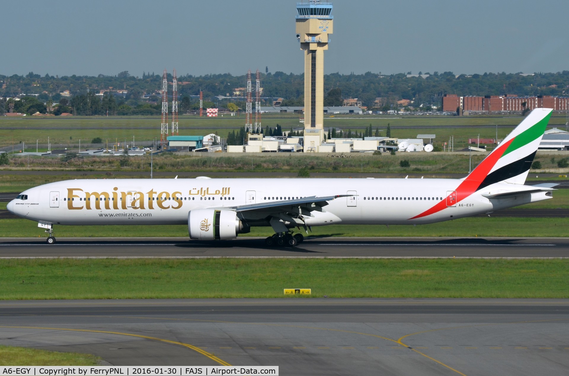 A6-EGY, 2012 Boeing 777-31H/ER C/N 41080, Emirates B773 deploying its reverse system to come to a halt in JNB.