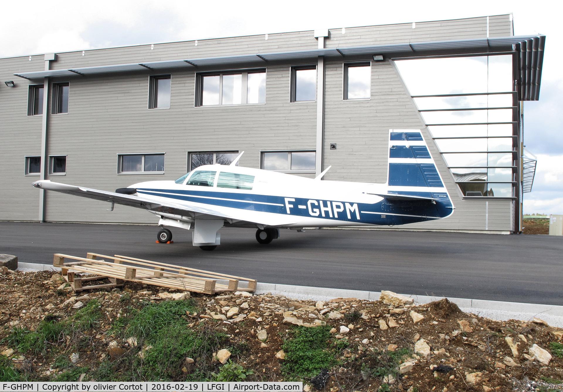 F-GHPM, Mooney M20J 201 C/N 24-1640, near the new hangar of aero restoration services