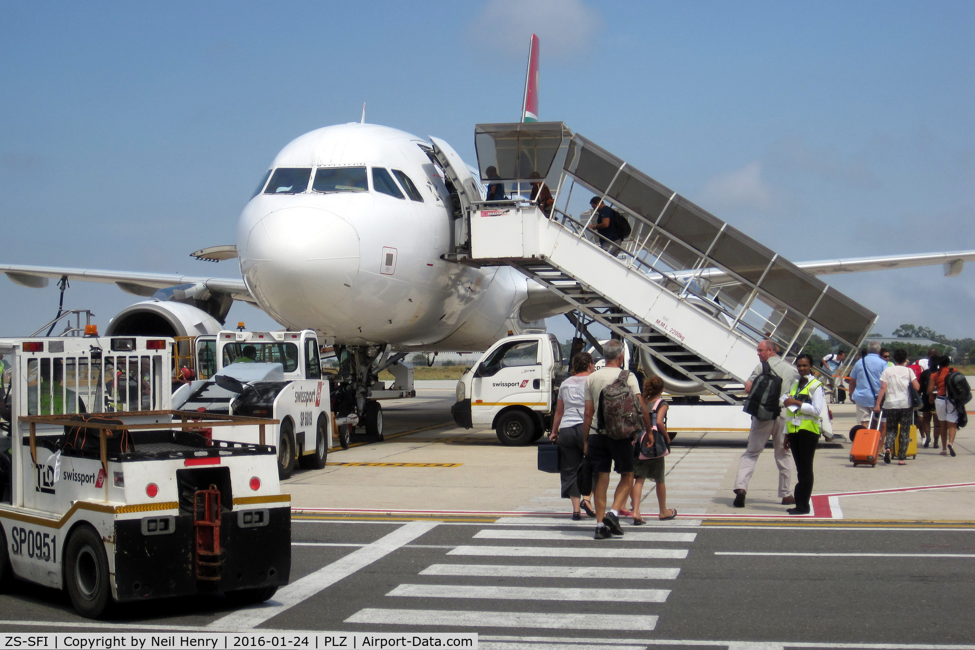 ZS-SFI, 2004 Airbus A319-131 C/N 2375, Boarding aircraft at Port Elizabeth around 2:30pm on Sun 24 Jan 2016
