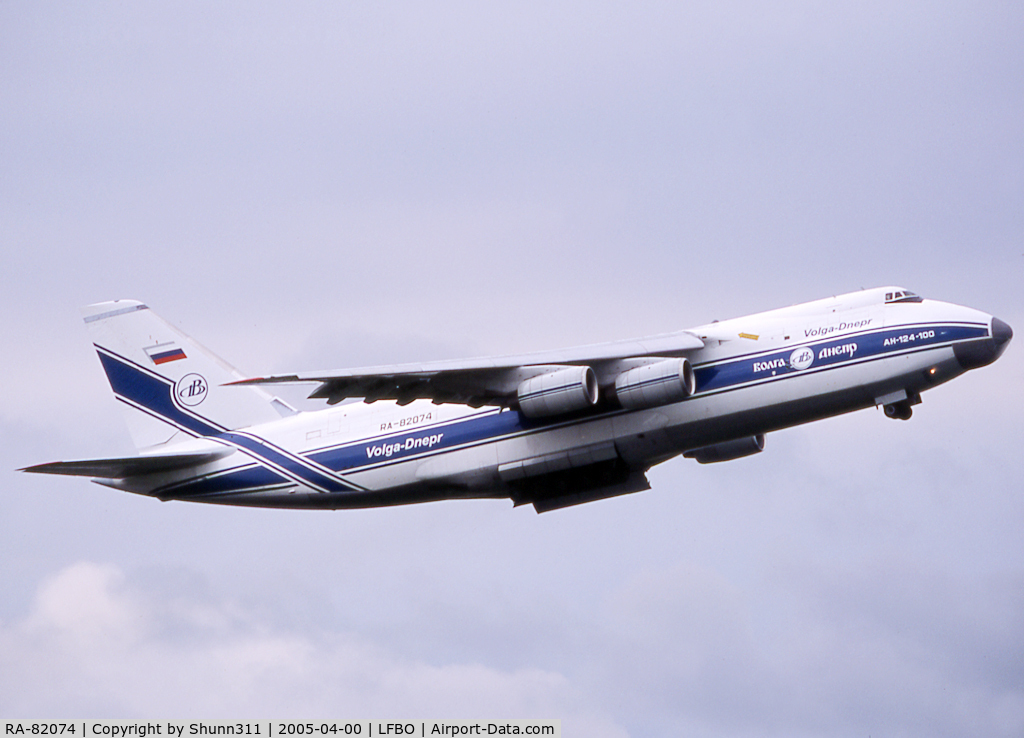 RA-82074, 1994 Antonov An-124-100 Ruslan C/N 9773051459142, Taking off from rwy 32L