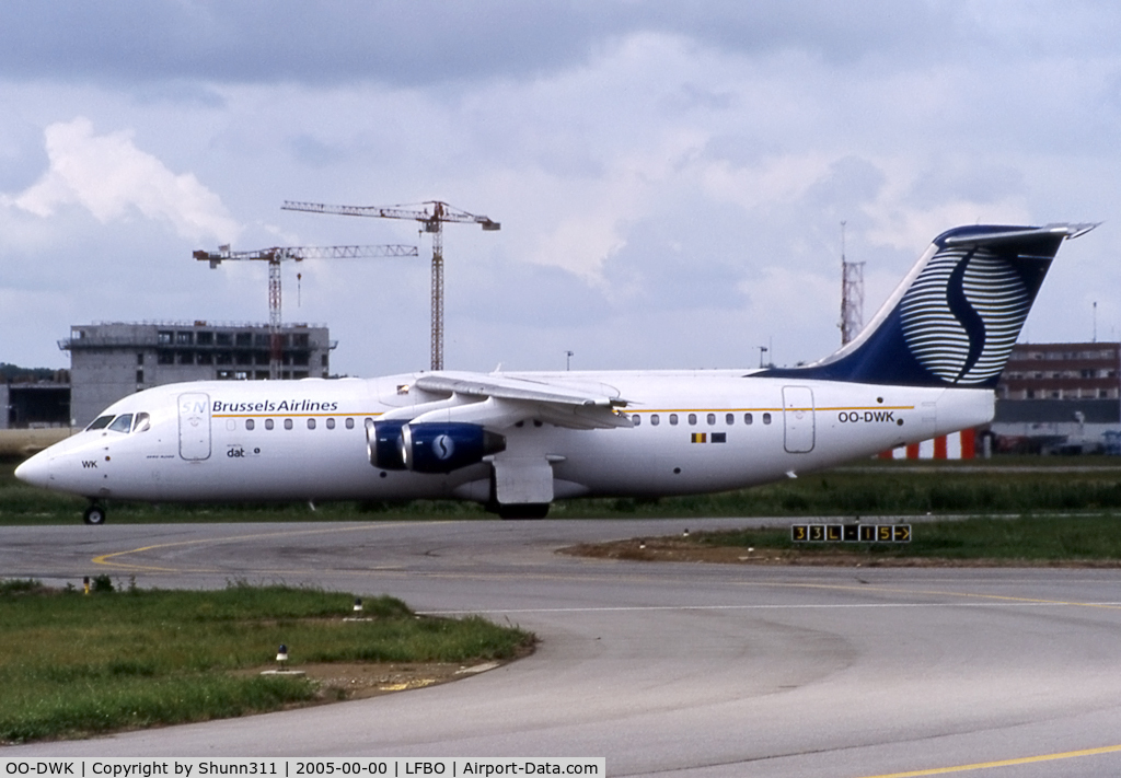 OO-DWK, 1999 British Aerospace Avro 146-RJ100 C/N E3360, Taxiing holding point rwy 32R for departure...
