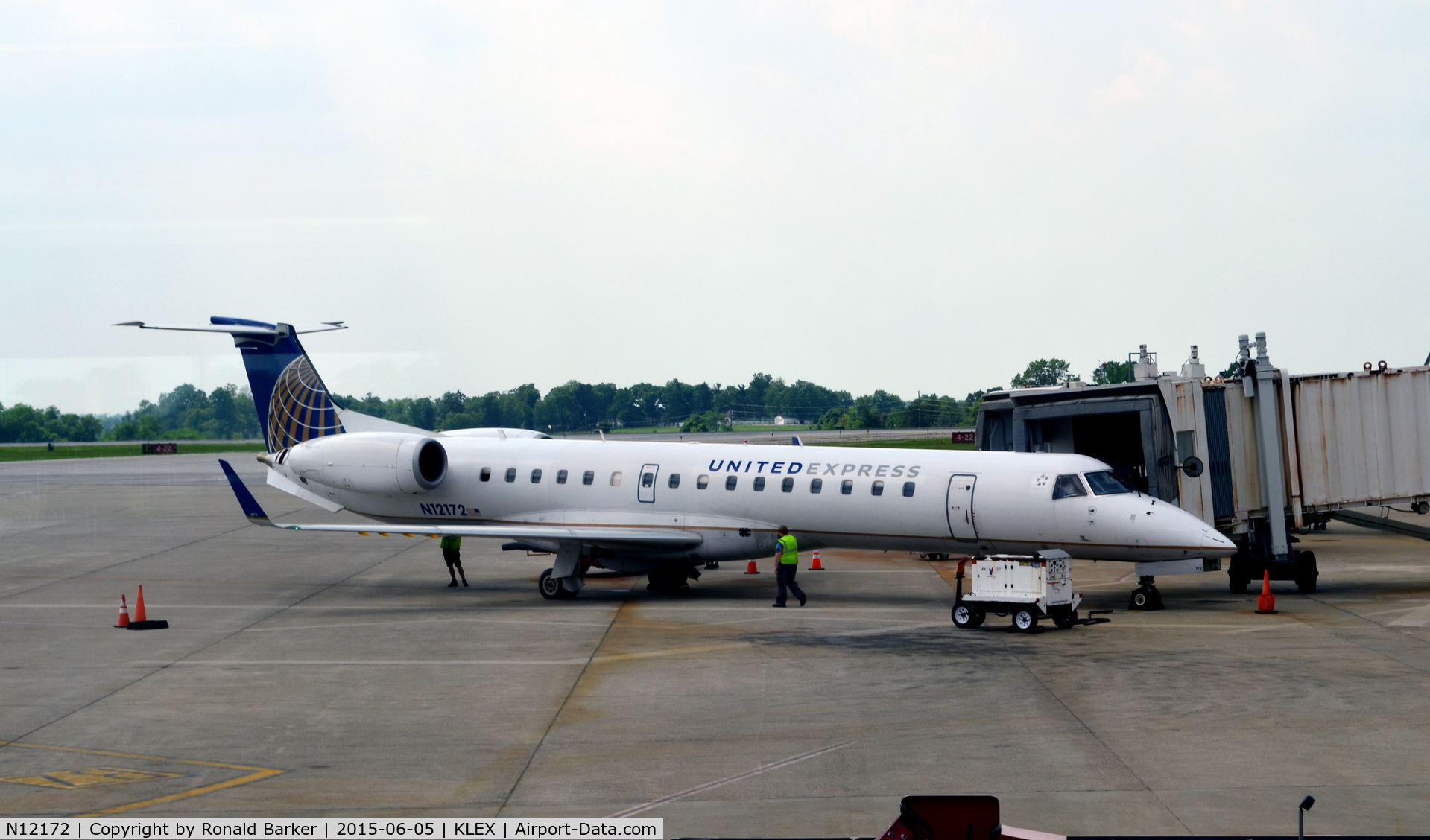 N12172, 2004 Embraer ERJ-145XR (EMB-145XR) C/N 14500864, At the gate Lexington