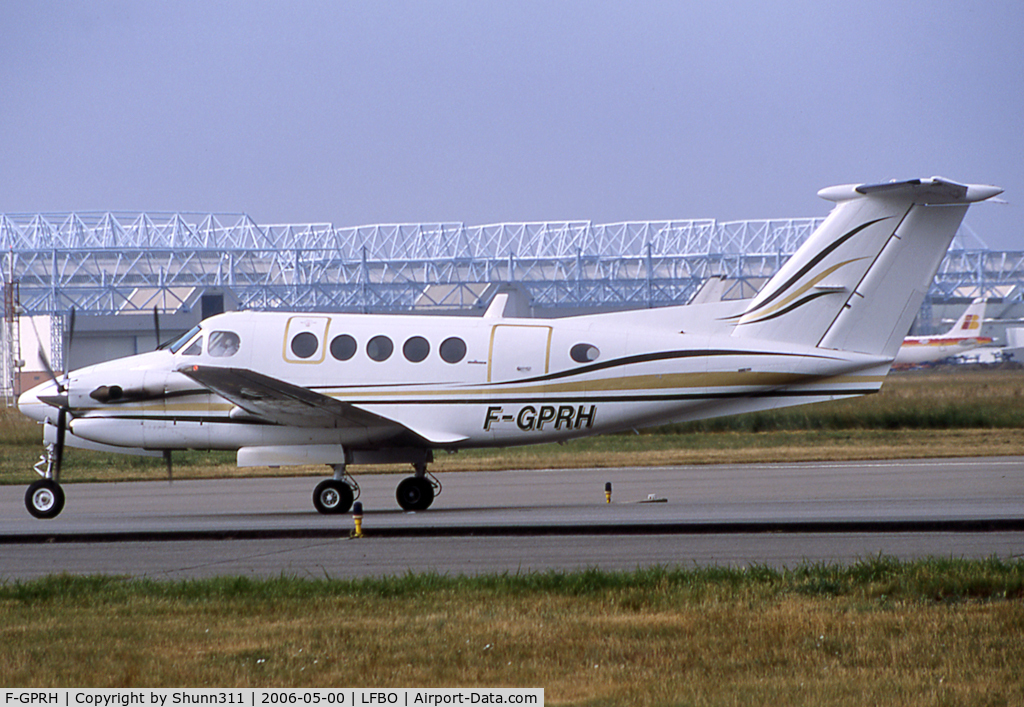 F-GPRH, 1994 Beech 300LW Super King Air C/N FA-226, Taxiing to the General Aviation area...