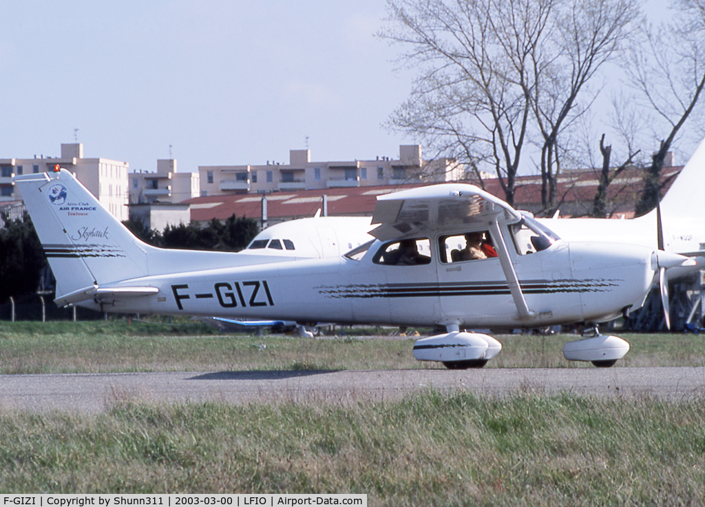 F-GIZI, Cessna 172R C/N 172-80435, Departing for a light flight...