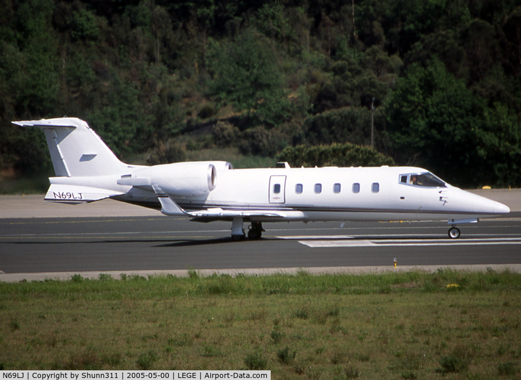 N69LJ, 1994 Learjet 60 C/N 60-027, Lining up for departure...