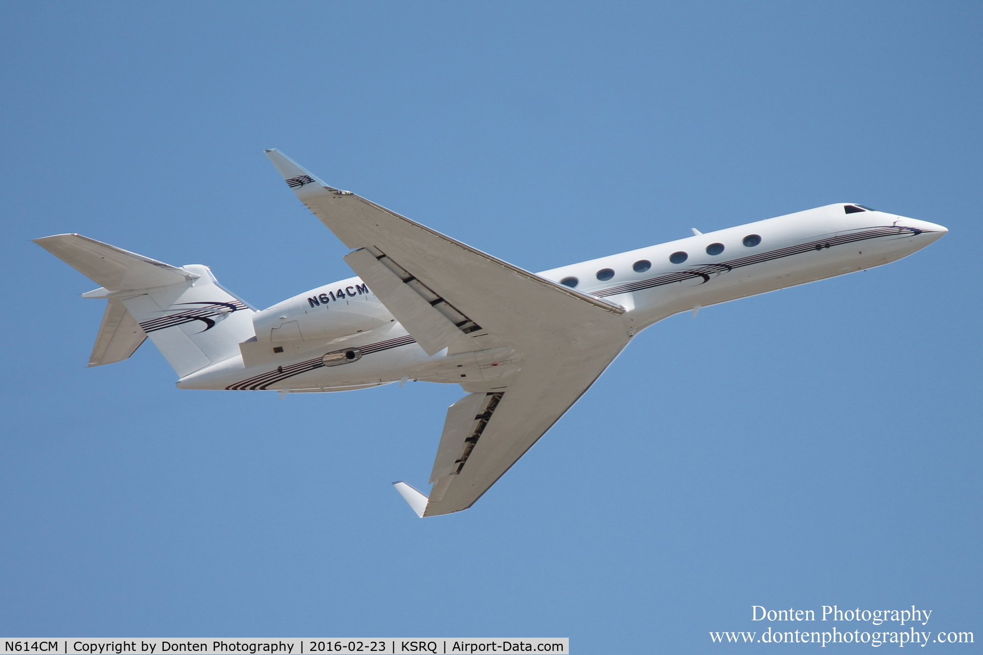 N614CM, 2000 Gulfstream Aerospace G-V C/N 614, Gulfstream V (N614CM) departs Sarasota-Bradenton International Airport