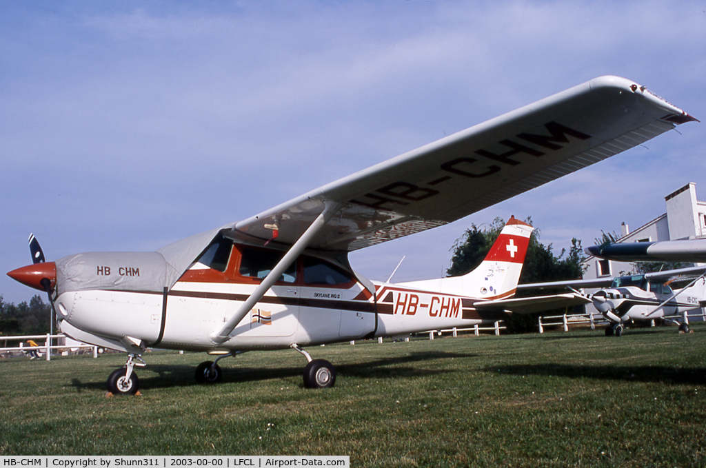 HB-CHM, 1979 Reims FR182 Skylane RG C/N FR18200035, Parked on the grass...