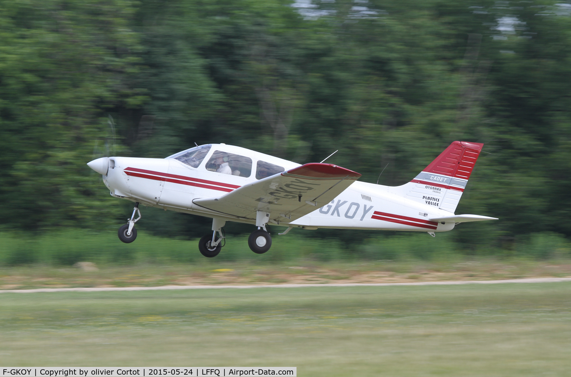 F-GKOY, Piper PA-28-161 Warrior II C/N 28-41334, taking off