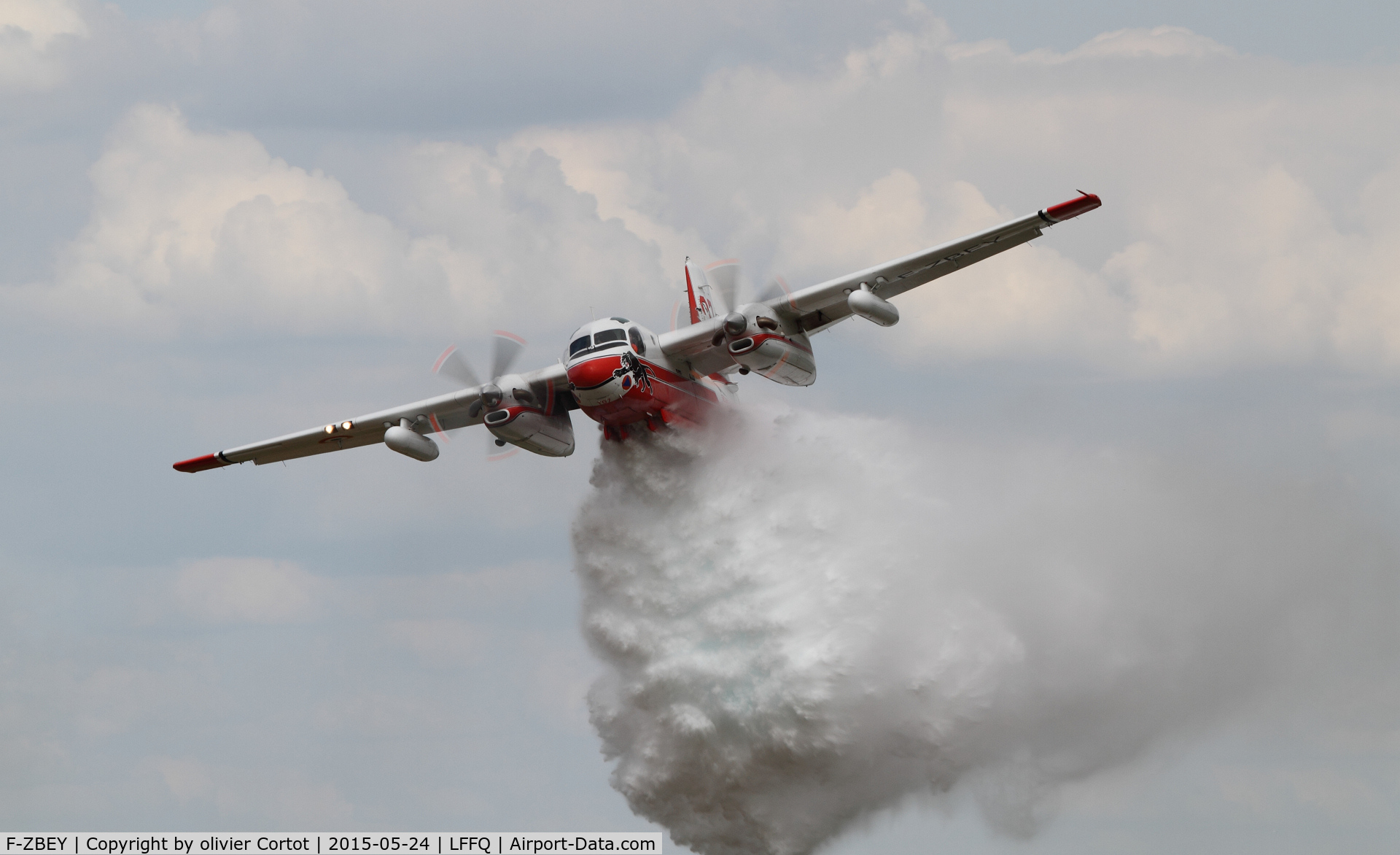 F-ZBEY, Grumman TS-2A/Conair Turbo Firecat C/N 400, Ferte airshow 2015