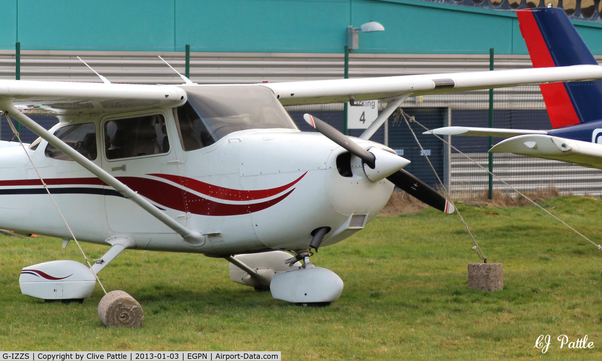 G-IZZS, 1999 Cessna 172S C/N 172S8152, Close up at Dundee EGPN