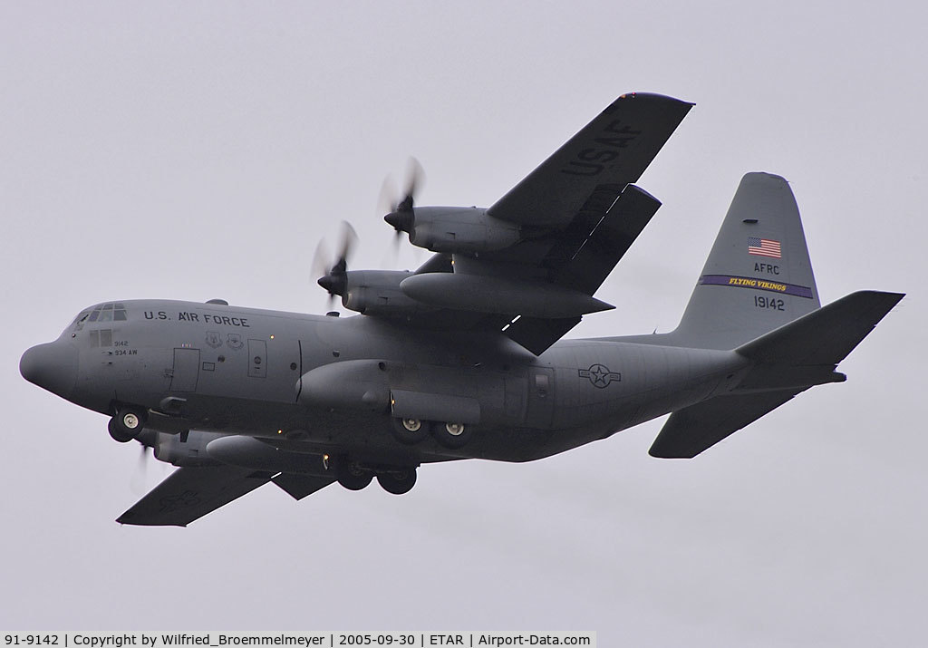 91-9142, Lockheed C-130H Hercules C/N 382-5295, On Approach to Runway 26