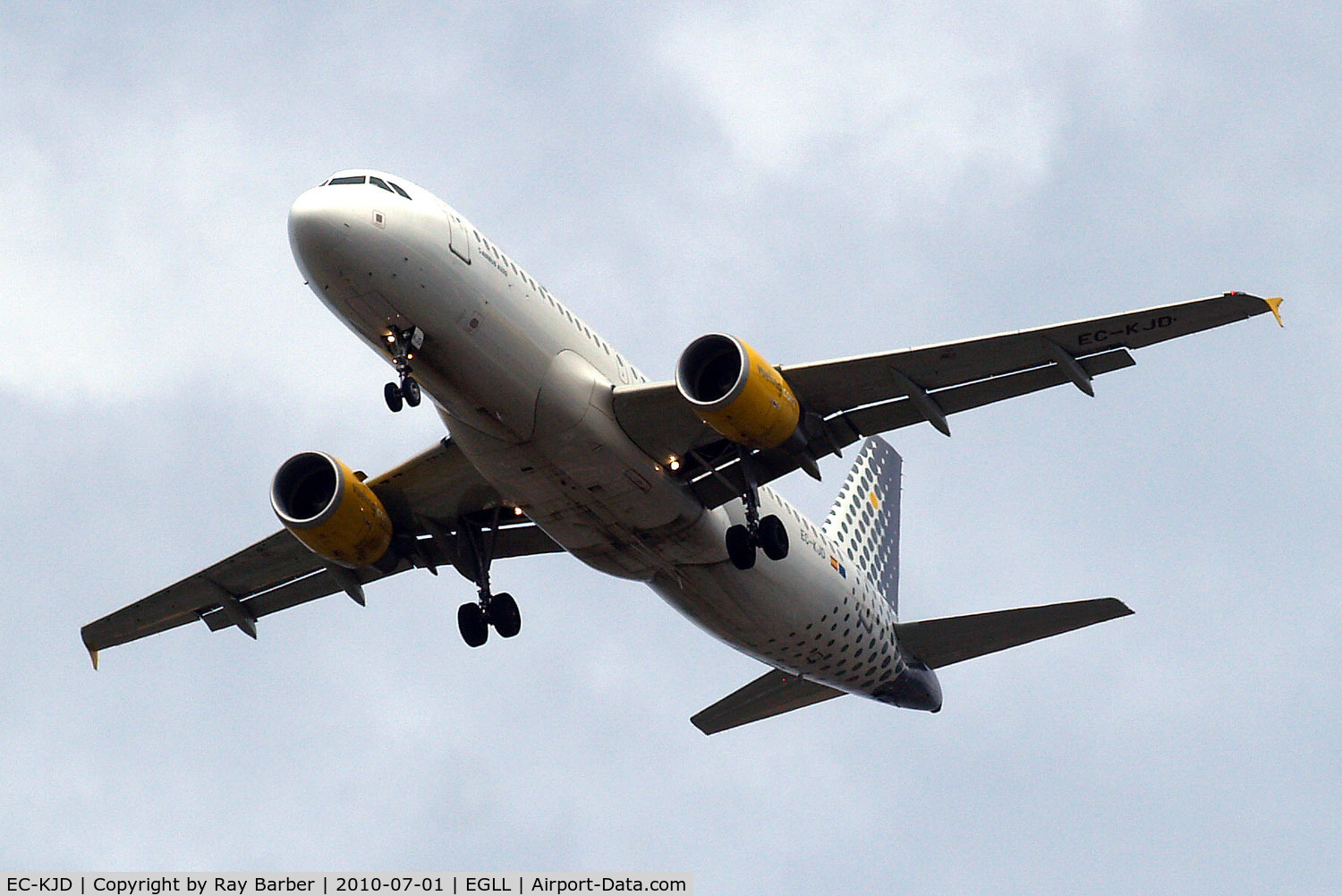 EC-KJD, 2007 Airbus A320-216 C/N 3237, Airbus A320-216 [3237] (Vueling Airlines) Home~G 01/07/2010. On approach 27R.