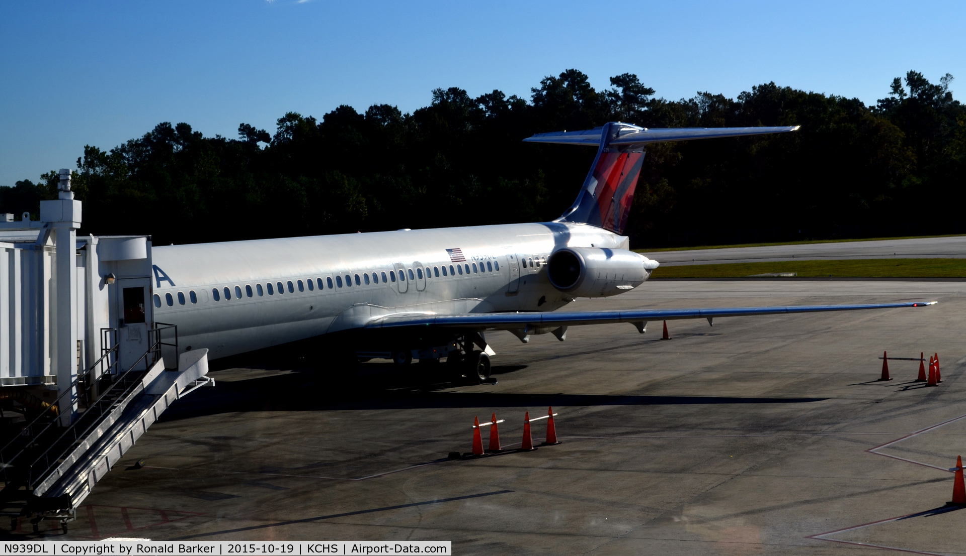 N939DL, 1989 McDonnell Douglas MD-88 C/N 49812, At the gate Charleston