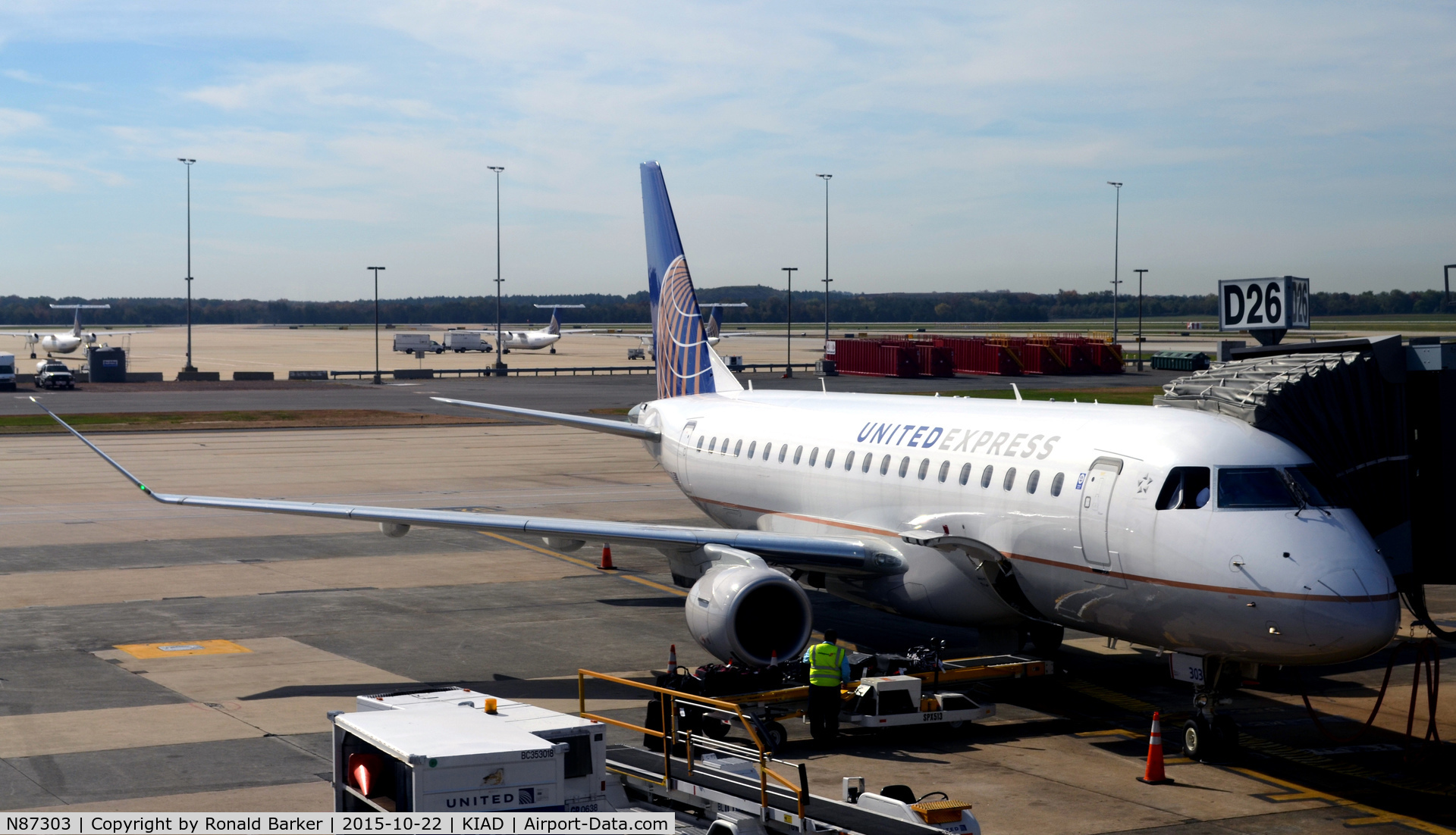 N87303, 2014 Embraer 175LR (ERJ-170-200LR) C/N 17000398, Gate D26 Dulles