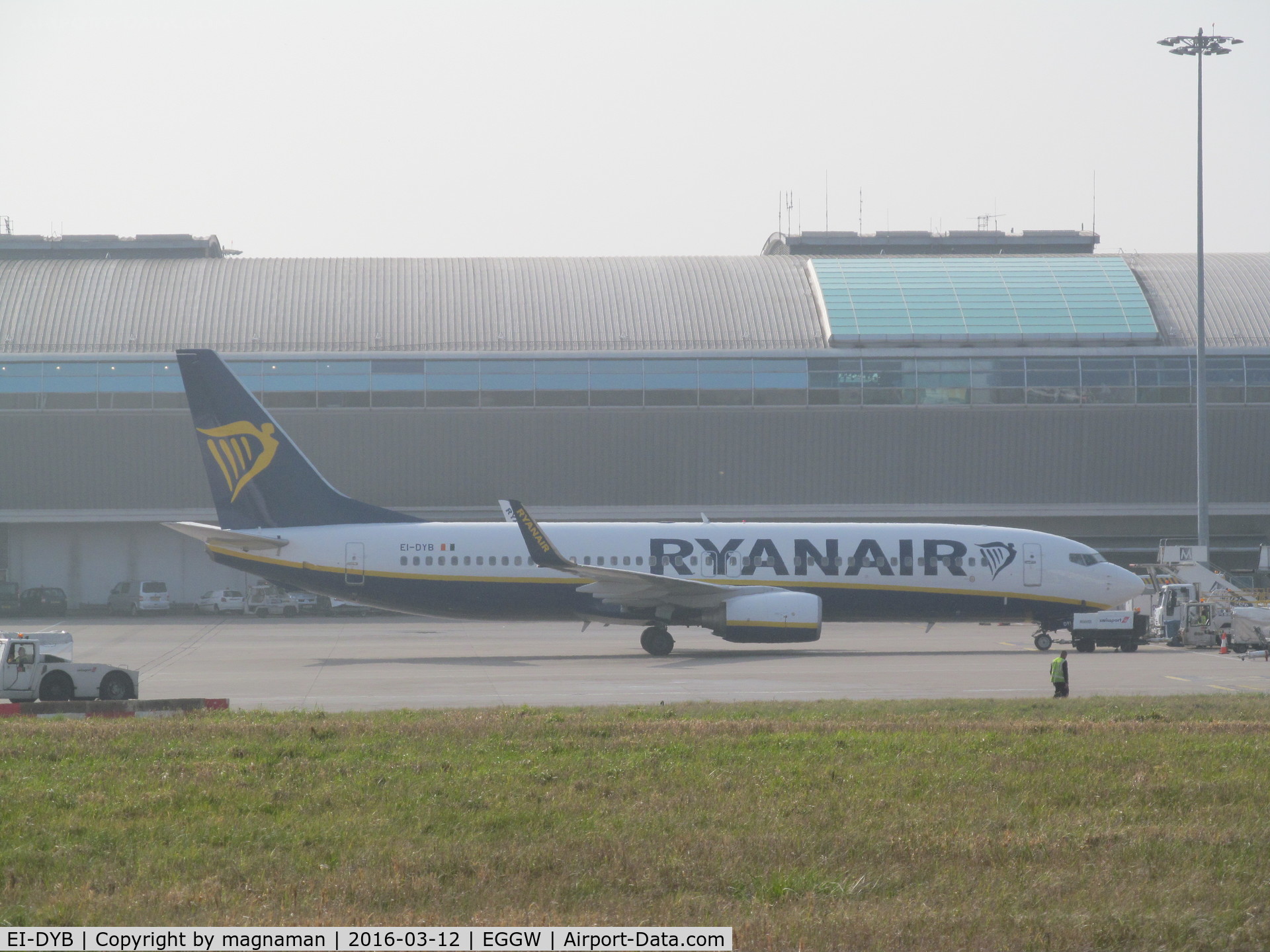 EI-DYB, 2008 Boeing 737-8AS C/N 33633, just landed