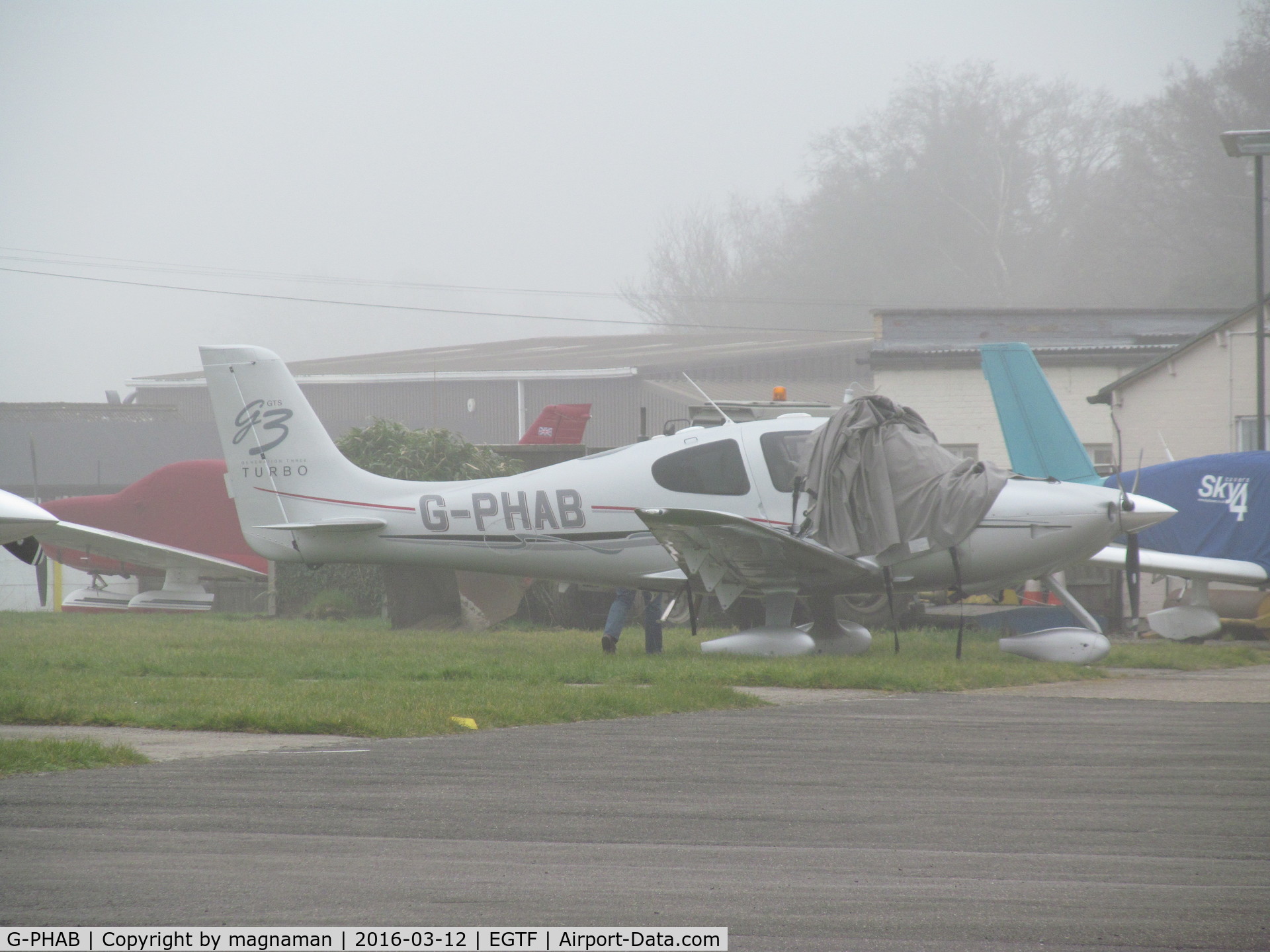G-PHAB, 2007 Cirrus SR22 G3 Turbo C/N 2710, going for a foggy flight