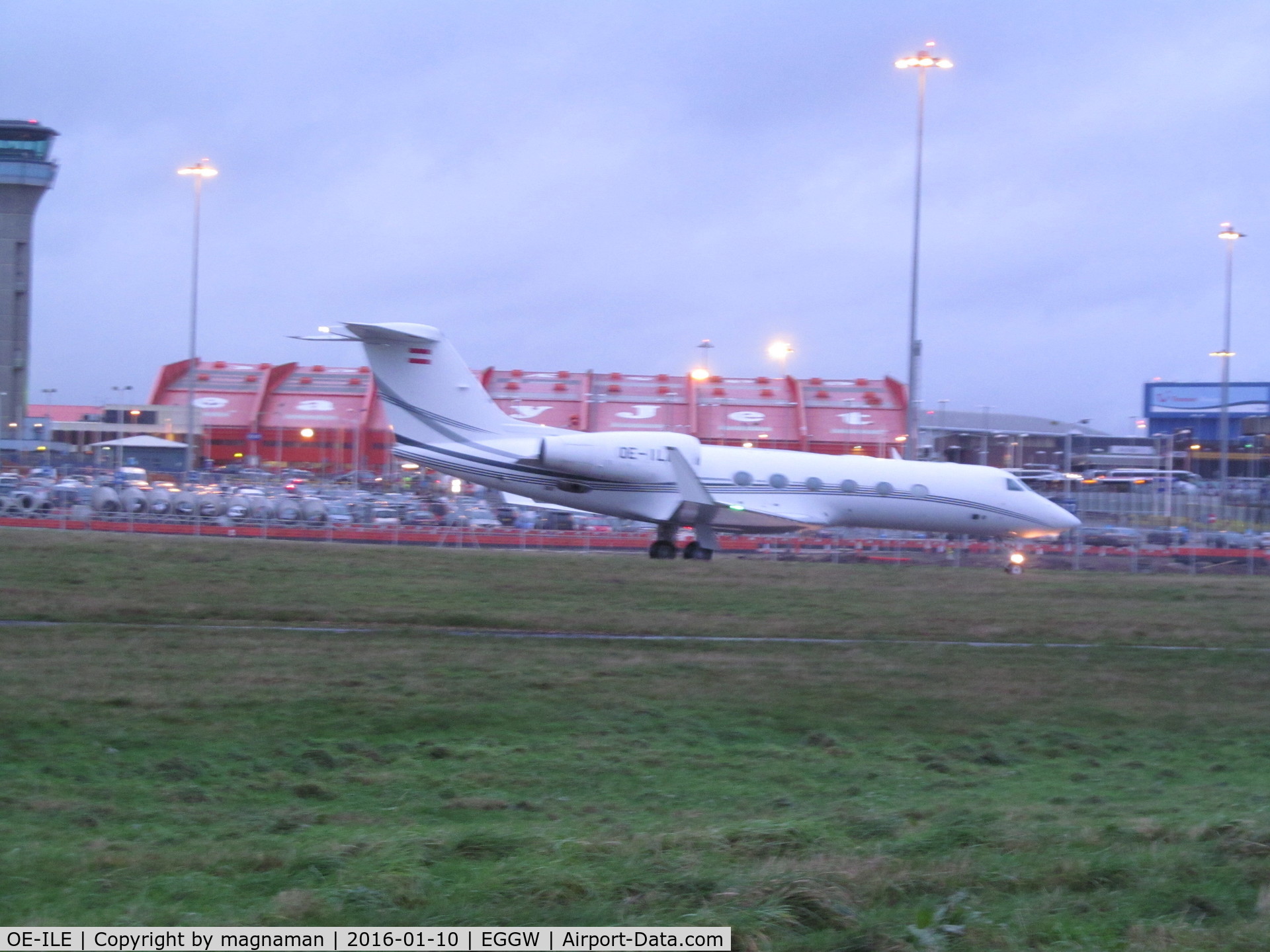 OE-ILE, 2008 Gulfstream Aerospace GIV-X (G450) C/N 4122, taxying in in gloom at Luton