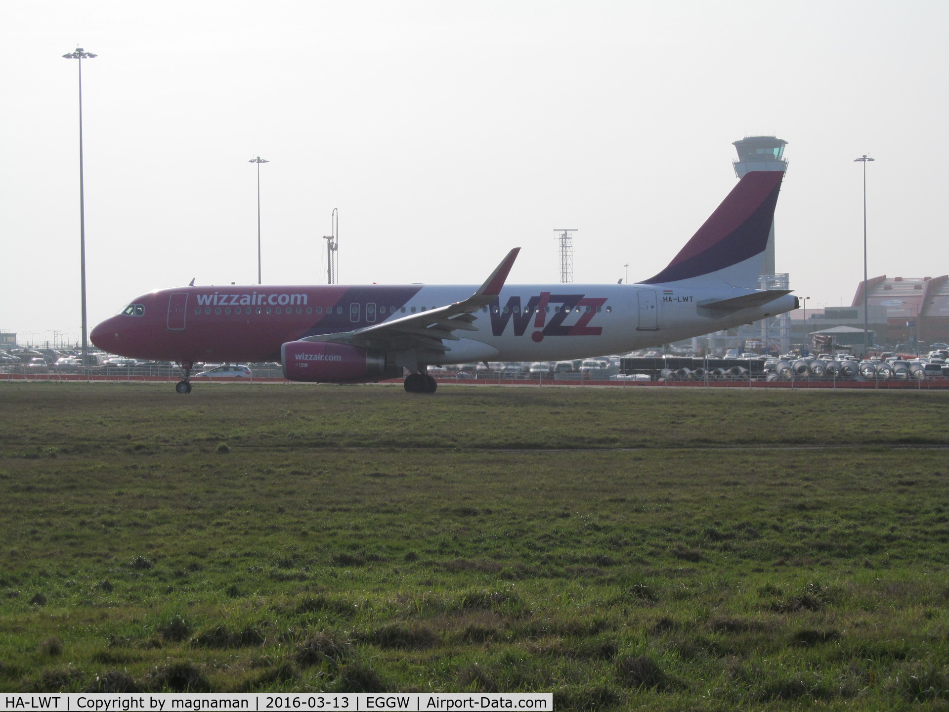 HA-LWT, 2013 Airbus A320-232 C/N 5615, leaving luton