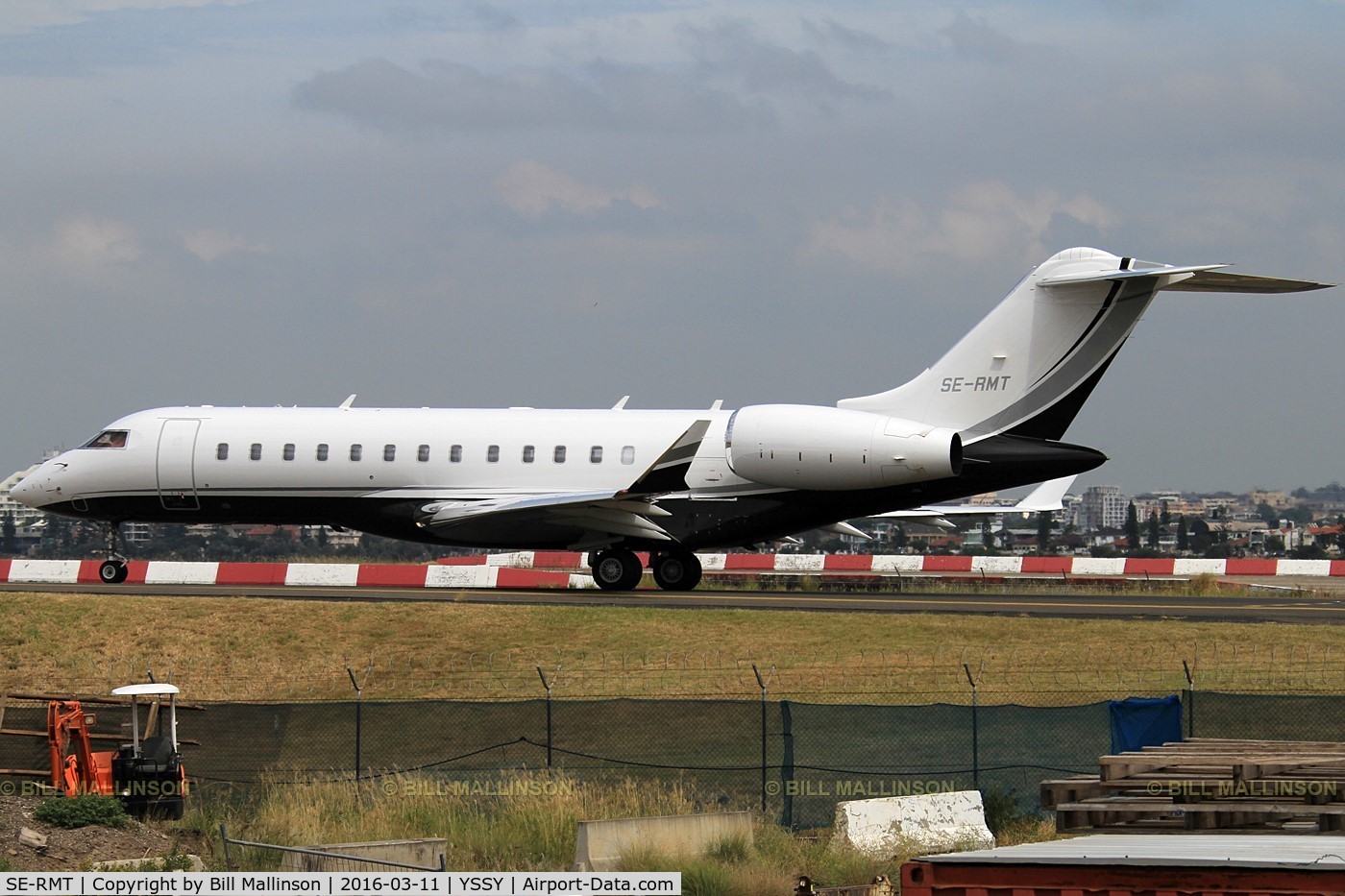 SE-RMT, 2014 Bombardier BD-700-1A10 Global 6000 C/N 9624, taxiing to 34R
