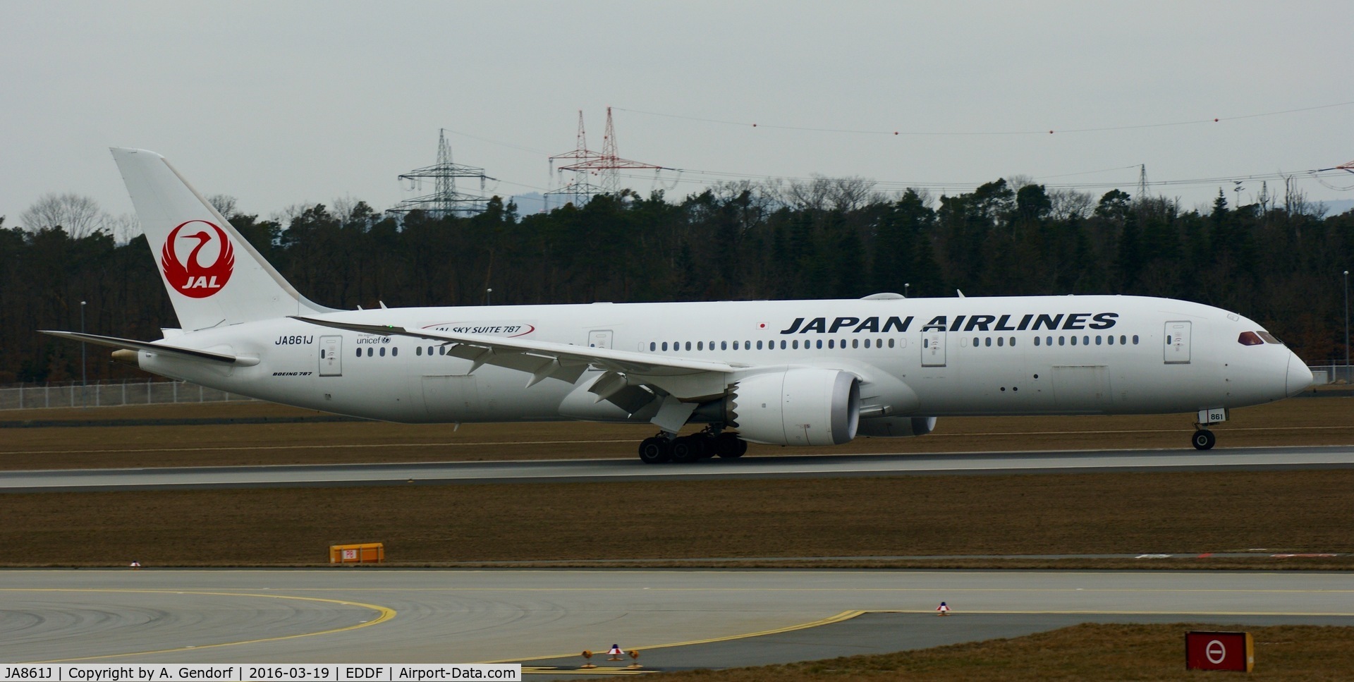 JA861J, 2013 Boeing 787-9 Dreamliner Dreamliner C/N 35422, Japan Airlines, is here taxiing to the gate, shortly after landing at Frankfurt Rhein/Main(EDDF)