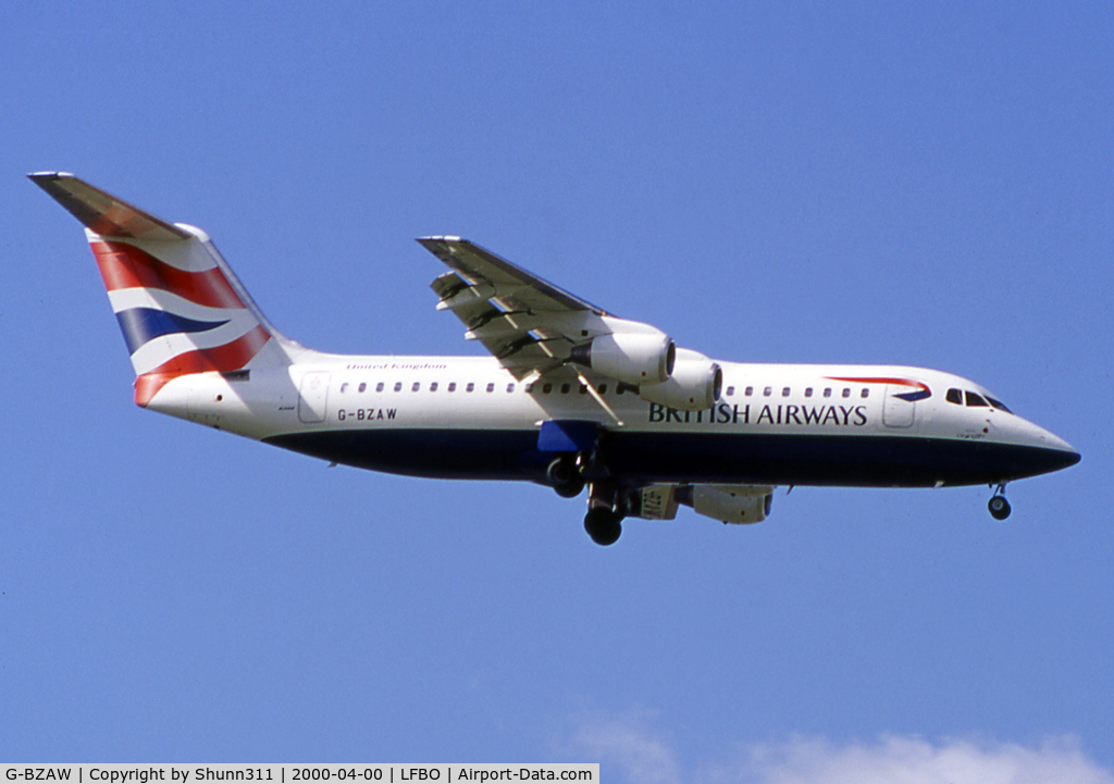 G-BZAW, 1999 British Aerospace Avro 146-RJ100 C/N E3354, Landing rwy 33L