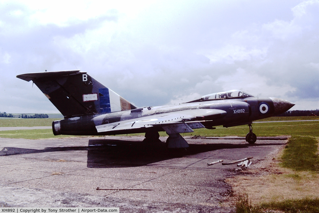 XH892, 1958 Gloster Javelin FAW.9R C/N 11329, Sitting out on the airfield at Duxford in July 1979