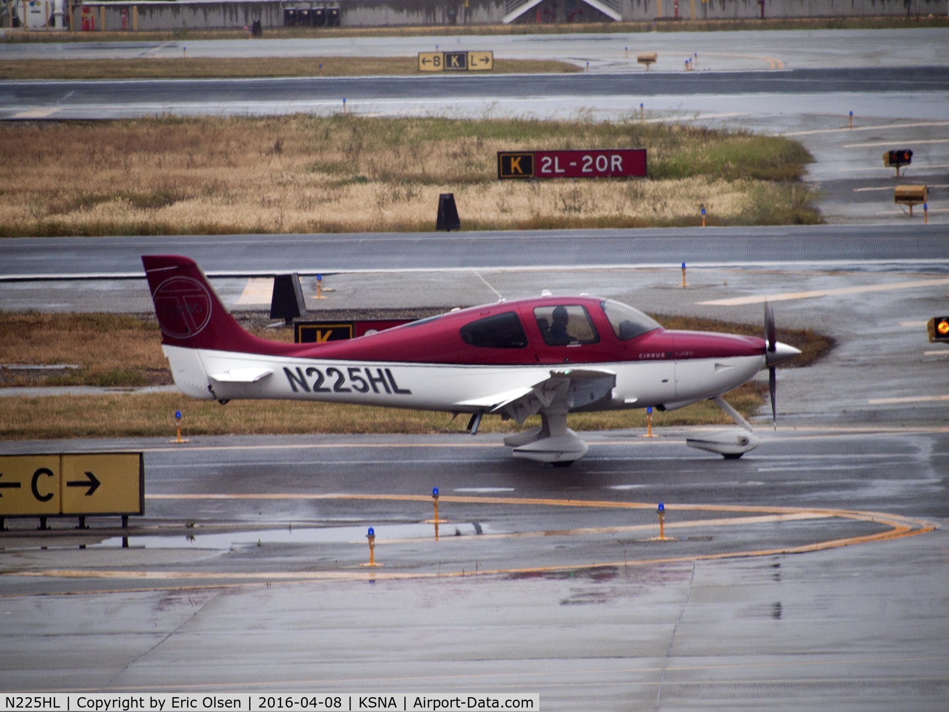 N225HL, 2009 Cirrus SR22 C/N 3565, Cirrus SR22 taxing for takeoff.