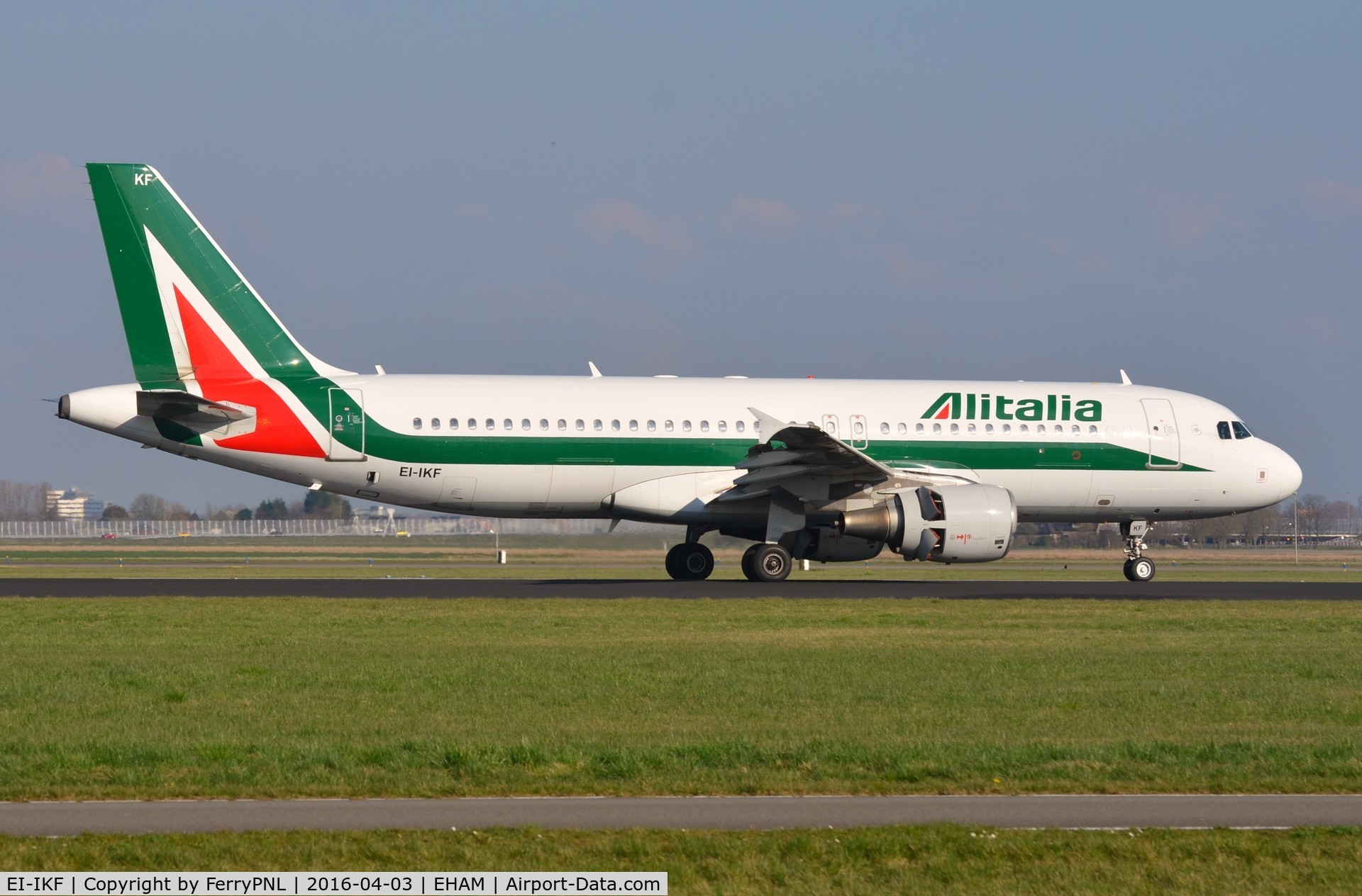 EI-IKF, 2001 Airbus A320-214 C/N 1473, Alitalia A320 decelerating.