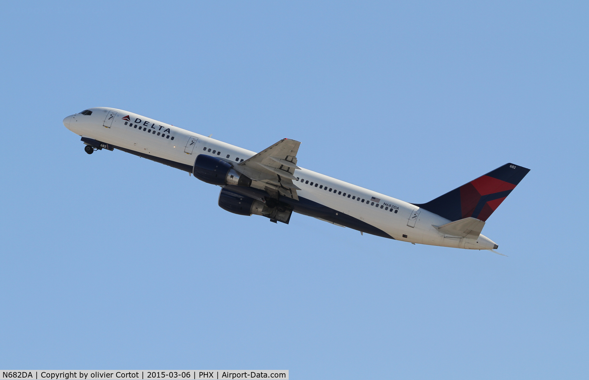 N682DA, 1993 Boeing 757-232 C/N 26958, leaving Phoenix
