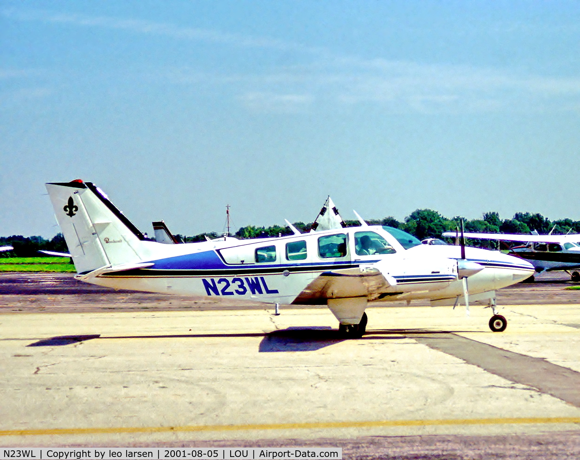 N23WL, 1977 Beech 58 Baron C/N TH-806, Bowman Field 5.8.01