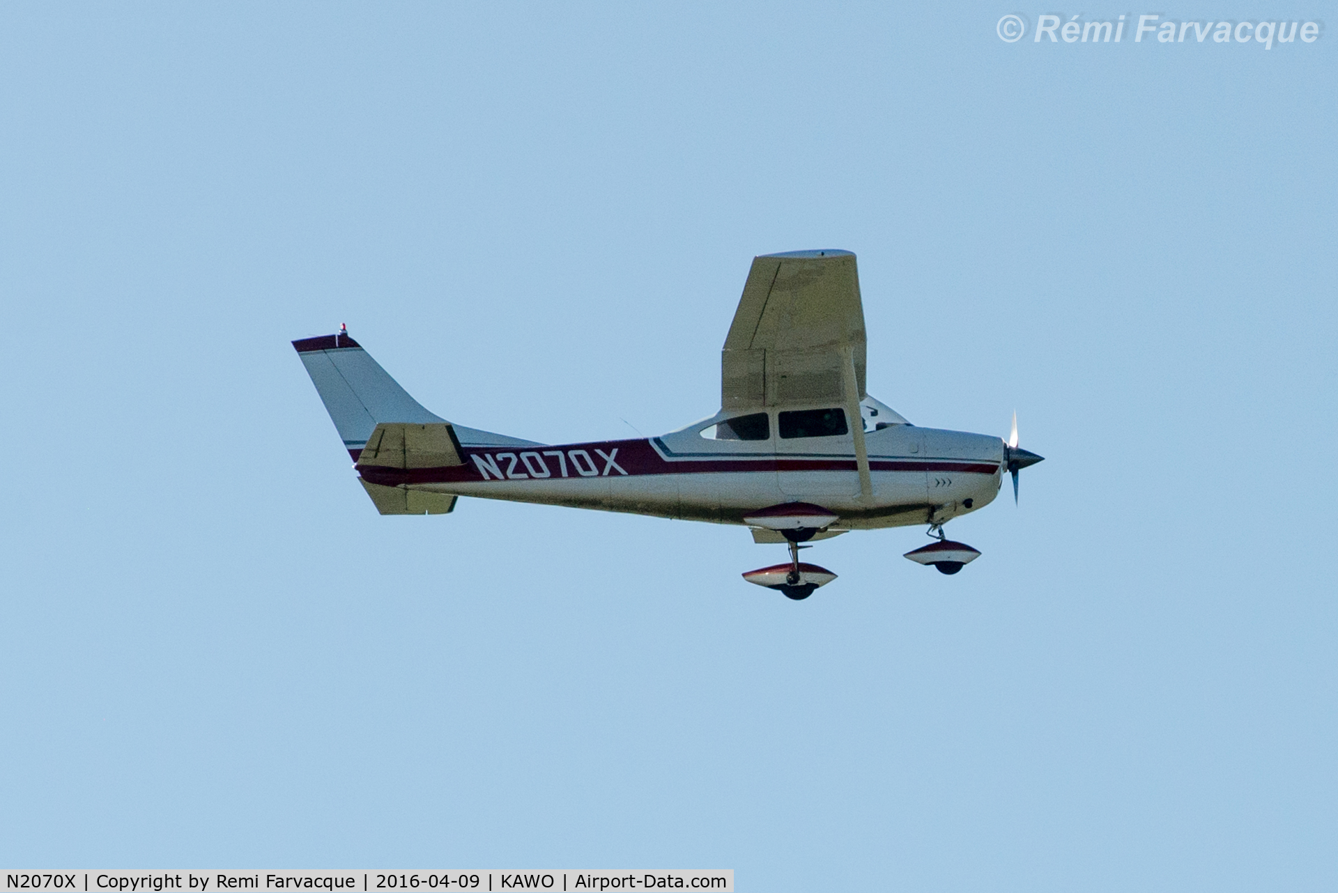N2070X, 1965 Cessna 182H Skylane C/N 18256170, Fly-by over strip.