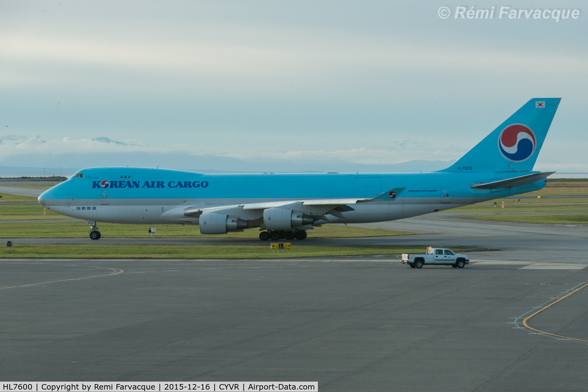 HL7600, 2004 Boeing 747-4B5F/SCD C/N 33945, Taxiing for take-off, south runway.