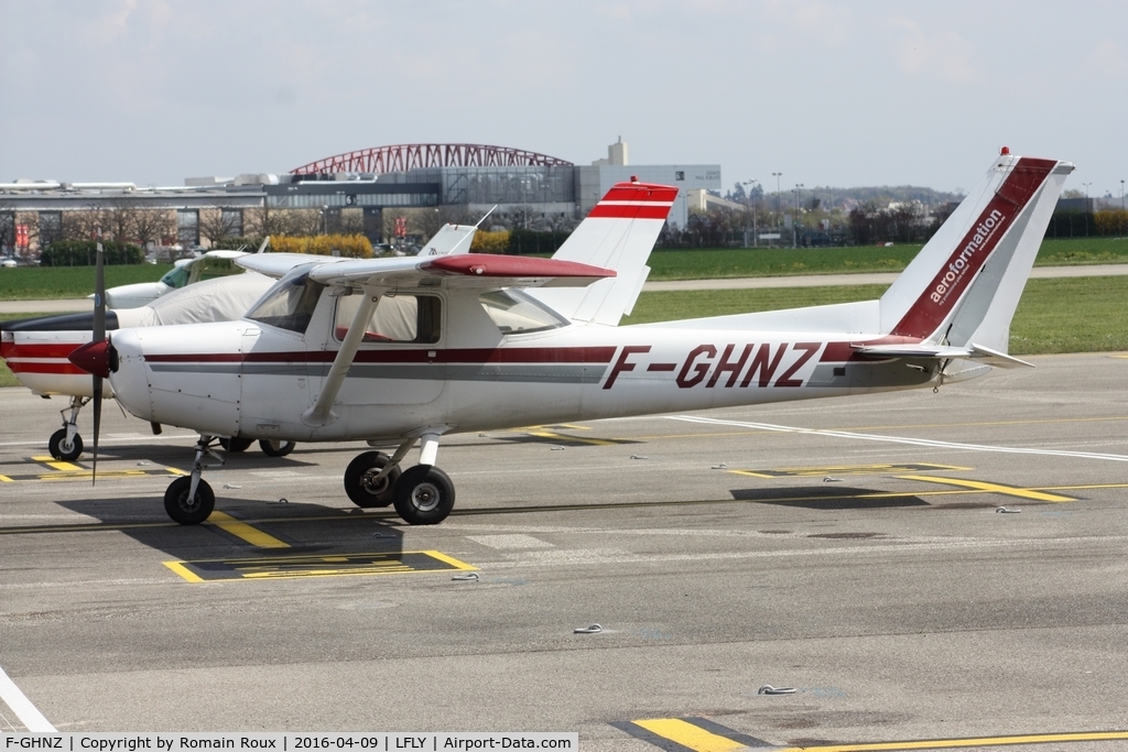 F-GHNZ, Reims F152 C/N 152-79559, Parked