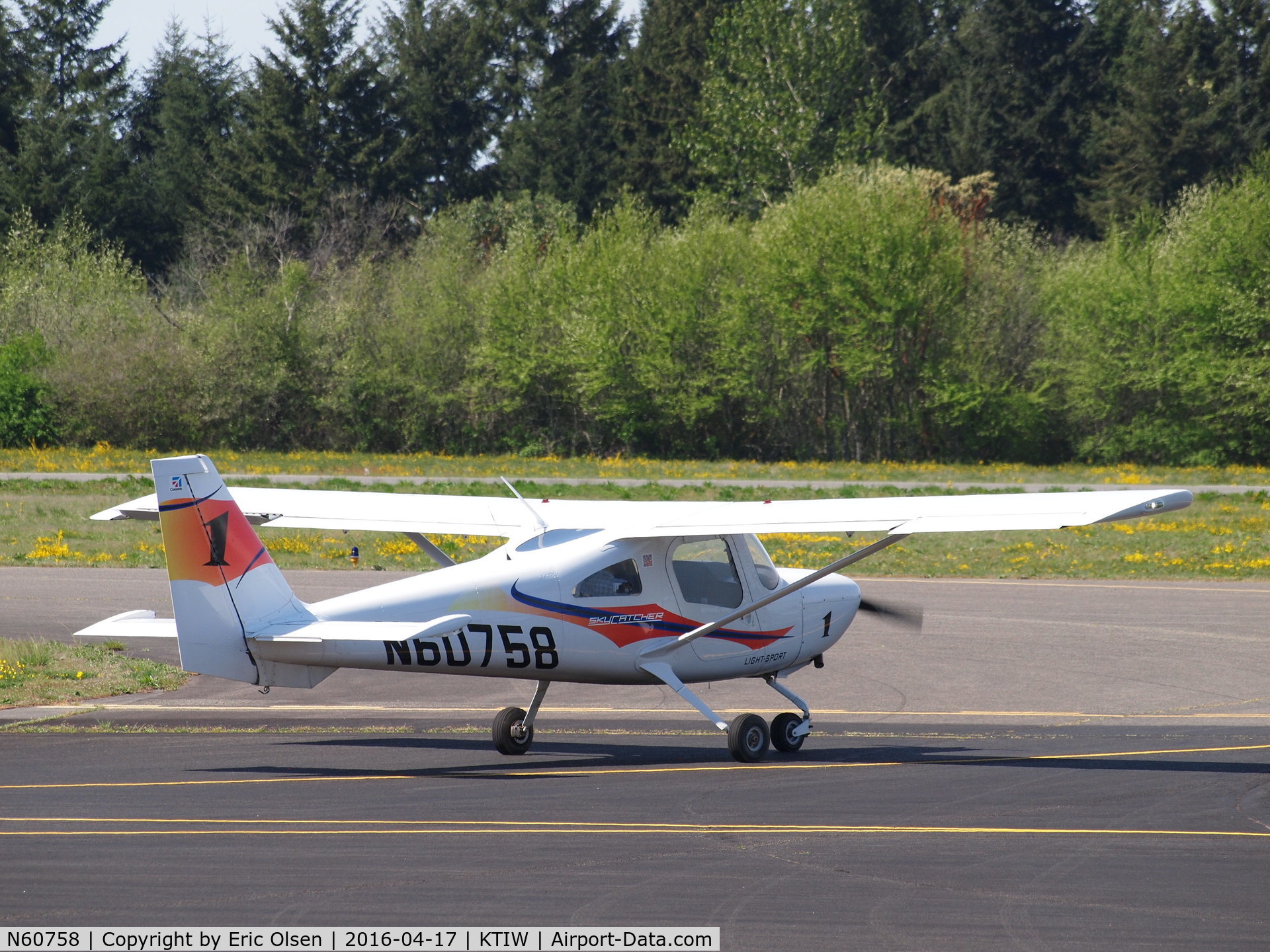 N60758, 2012 Cessna 162 Skycatcher C/N 16200216, Cessna 162 at the Tacoma Narrows Airport.