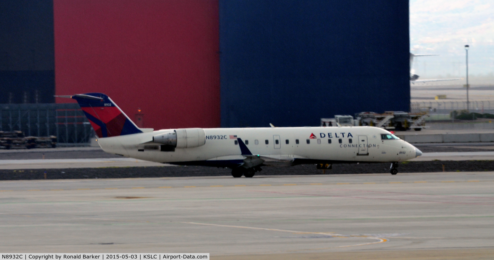 N8932C, 2004 Bombardier CRJ-200 (CL-600-2B19) C/N 7932, Taxi SLC