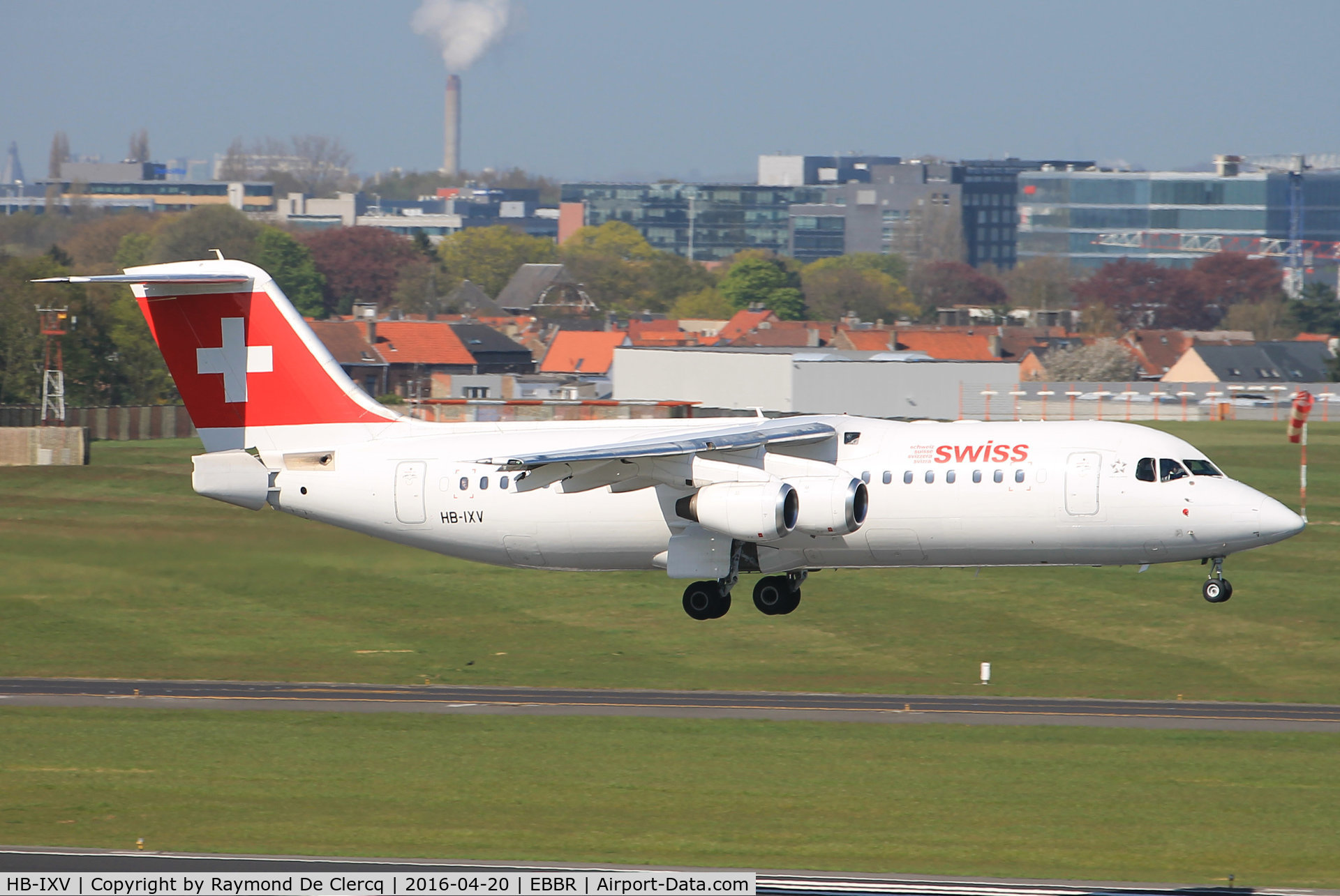 HB-IXV, 1995 British Aerospace Avro 146-RJ100 C/N E3274, Landing on rwy 01.