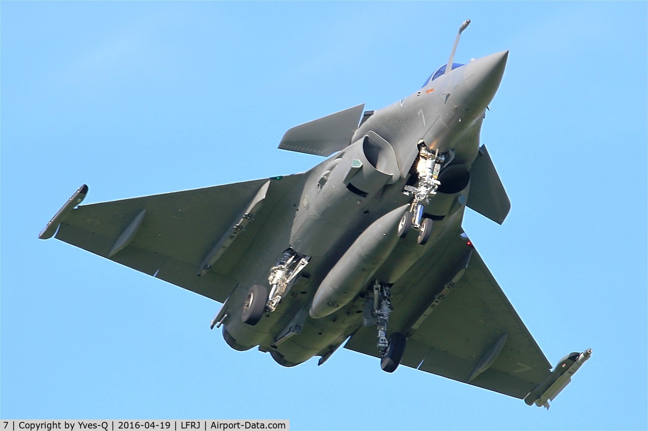 7, Dassault Rafale M C/N 7, Dassault Rafale M, Short approach rwy 08, Landivisiau Naval Air Base (LFRJ)