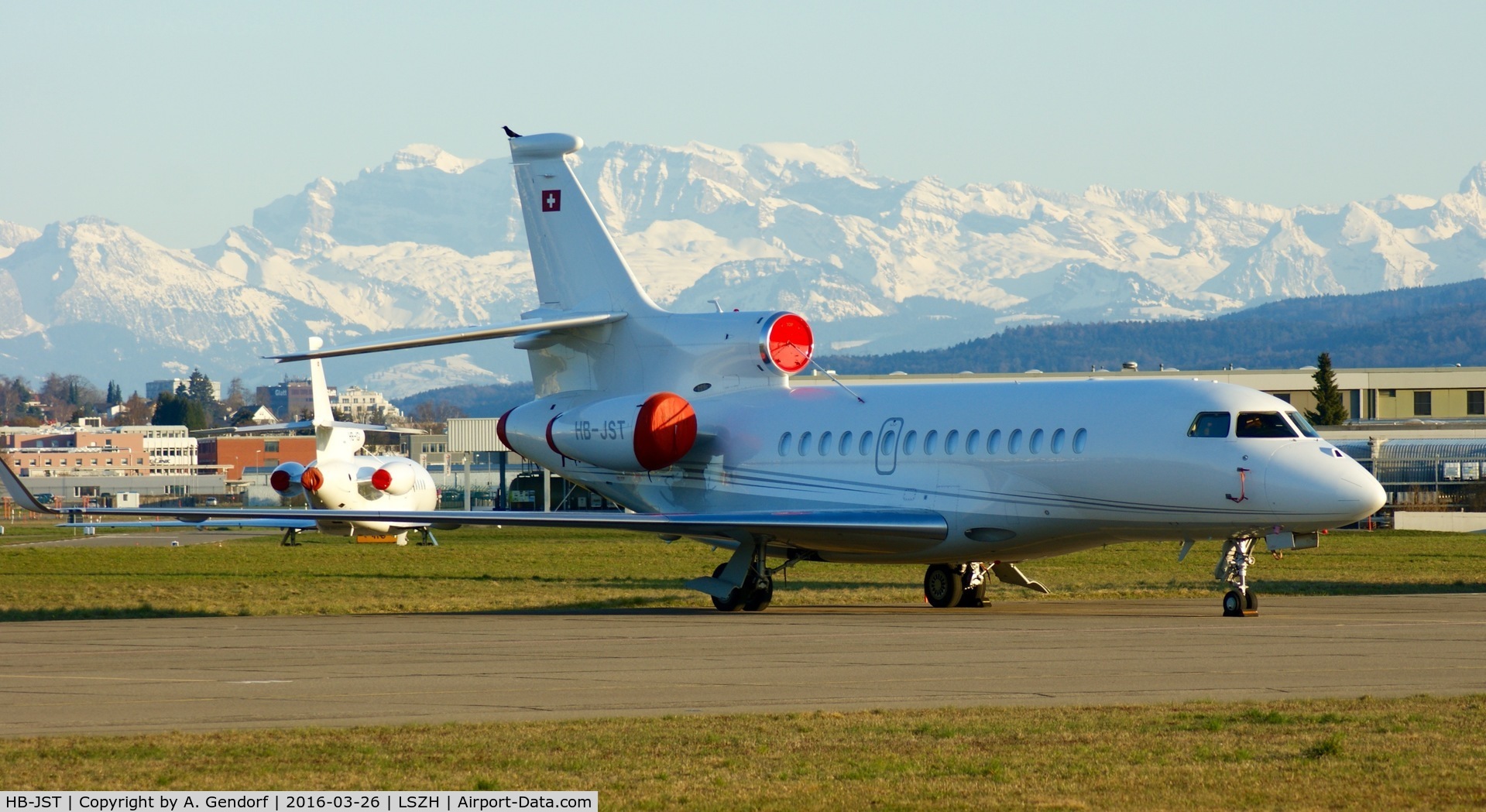 HB-JST, 2007 Dassault Falcon 7X C/N 017, CAT Aviation (untitled), is here at Zürich-Kloten(LSZH)