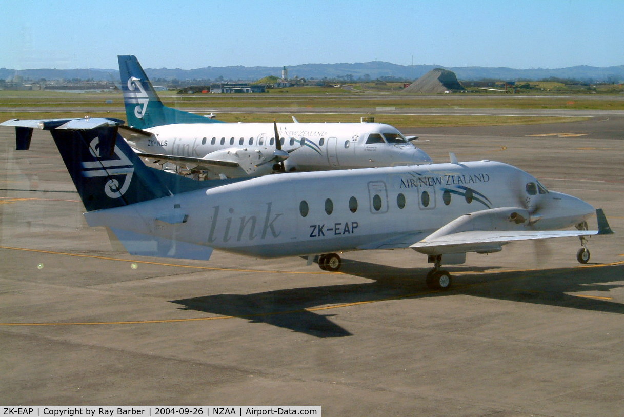 ZK-EAP, 2002 Raytheon 1900D C/N UE-439, Beech 1900D [UE-439] (Air New Zealand Link/Eagle Airways) Auckland-Int'l~ZK 26/09/2004. Taken through glass of coach resulting in a bit of reflection.