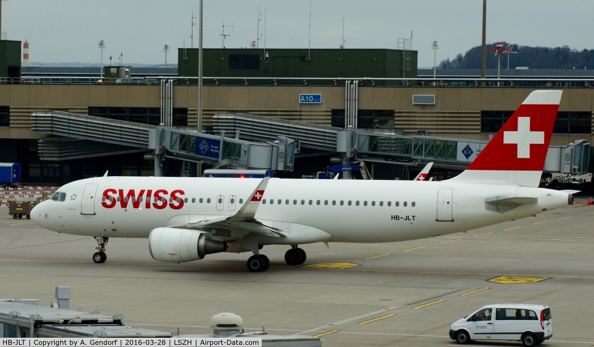 HB-JLT, 2013 Airbus A320-214 C/N 5518, Swiss, is here taxiing at Zürich-Kloten(LSZH)