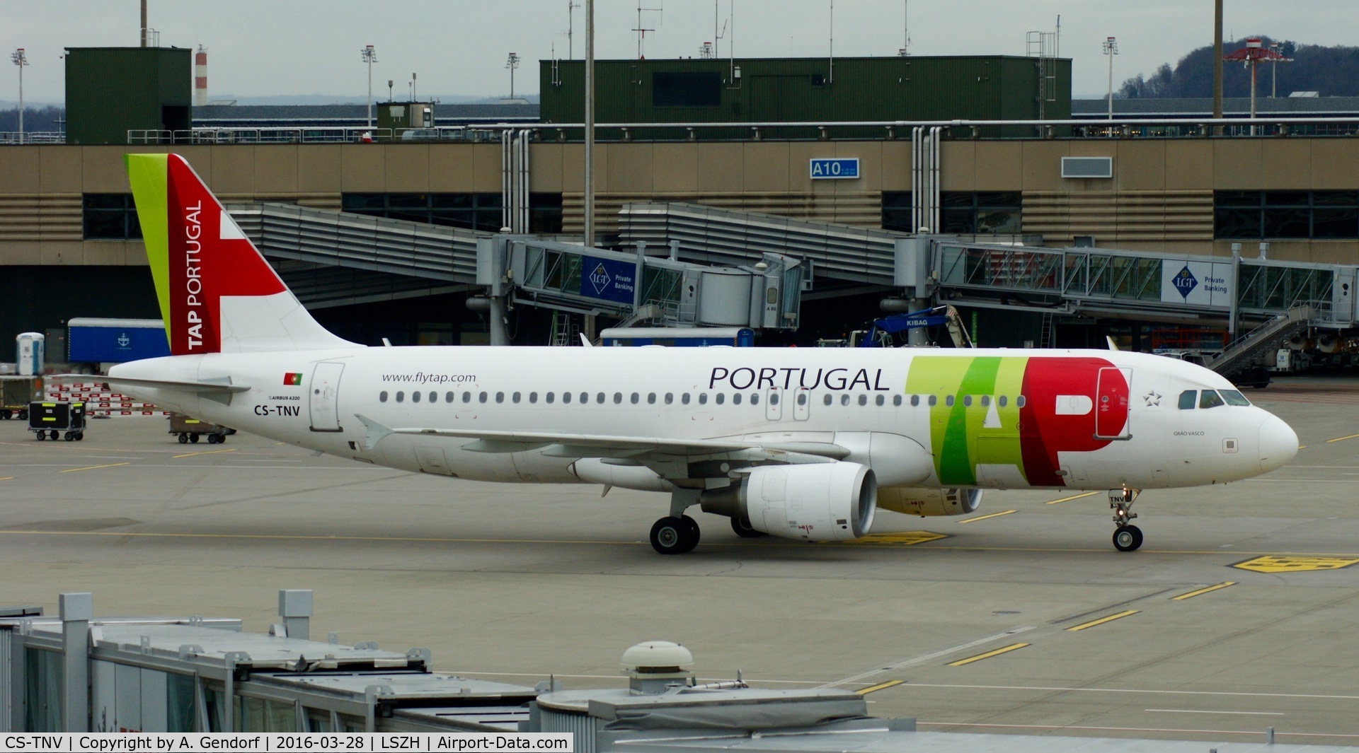 CS-TNV, 2009 Airbus A320-214 C/N 4143, TAP, is here taxiing to the gate at Zürich-Kloten(LSZH)