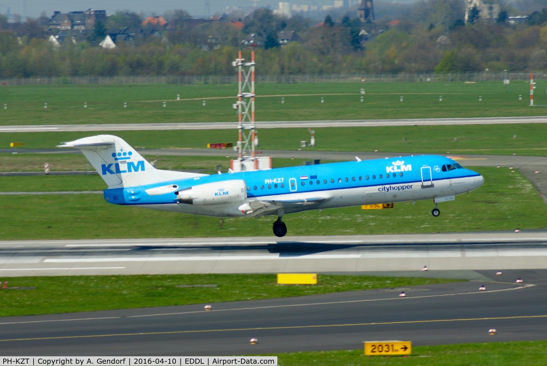PH-KZT, 1995 Fokker 70 (F-28-0070) C/N 11541, KLM Cityhopper, is here landing at Düsseldorf Int'l(EDDL)